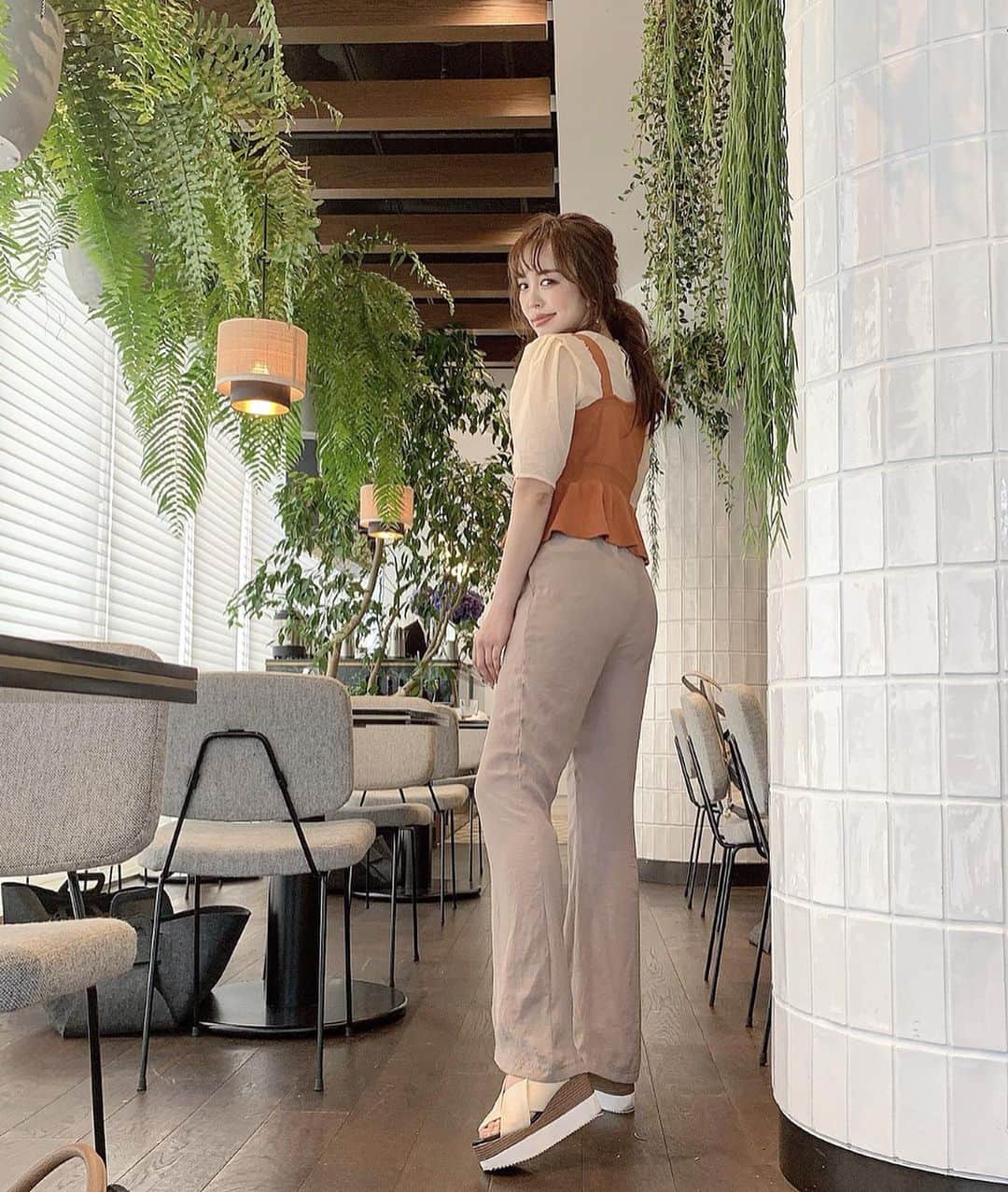 のインスタグラム：「ootd﻿ ﻿ 先日の♡﻿ ﻿ 久々pants styleでラフに💋﻿ ﻿ Tops  MURUA﻿ ﻿ 可愛いアシメデザインと、﻿ チュールトップスのレイヤードデザインが﻿ お気に入り♡﻿ ﻿ 髪型もこの日は全体的にゆる巻きして、﻿ ハーフアップでくるりんぱ♡﻿ ﻿ 引き出してルーズポニーです💓﻿ ﻿ ﻿ ﻿ #ootd  #fashion #coordinate #summerfashion #mamaootd #mamafashion #hairアレンジ #ママコーデ #ママファッション #夏コーデ #簡単アレンジ」
