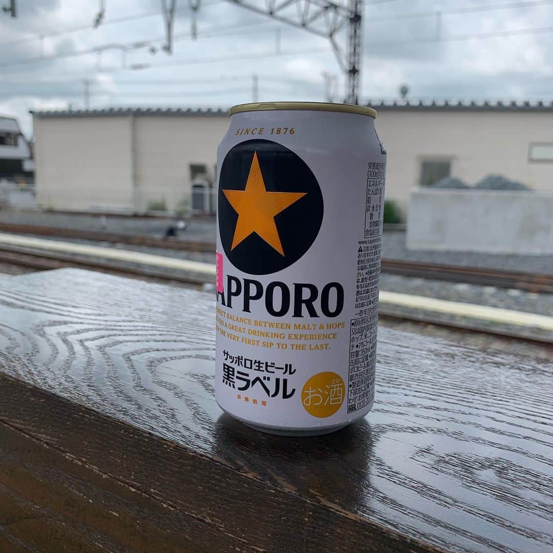 一三さんのインスタグラム写真 - (一三Instagram)「出番が終わり，他の演者の撮影待ち。  早くビールが飲みたいなぁ。。。 朝電車で来る時に，一杯飲んだけど。。。 #ビール #beer #黒ラベル #サッポロ #映画 #cinema #撮影 #shooting #電車 #train #旅 #トラベル #travel」6月23日 17時32分 - ichizou.co.jp