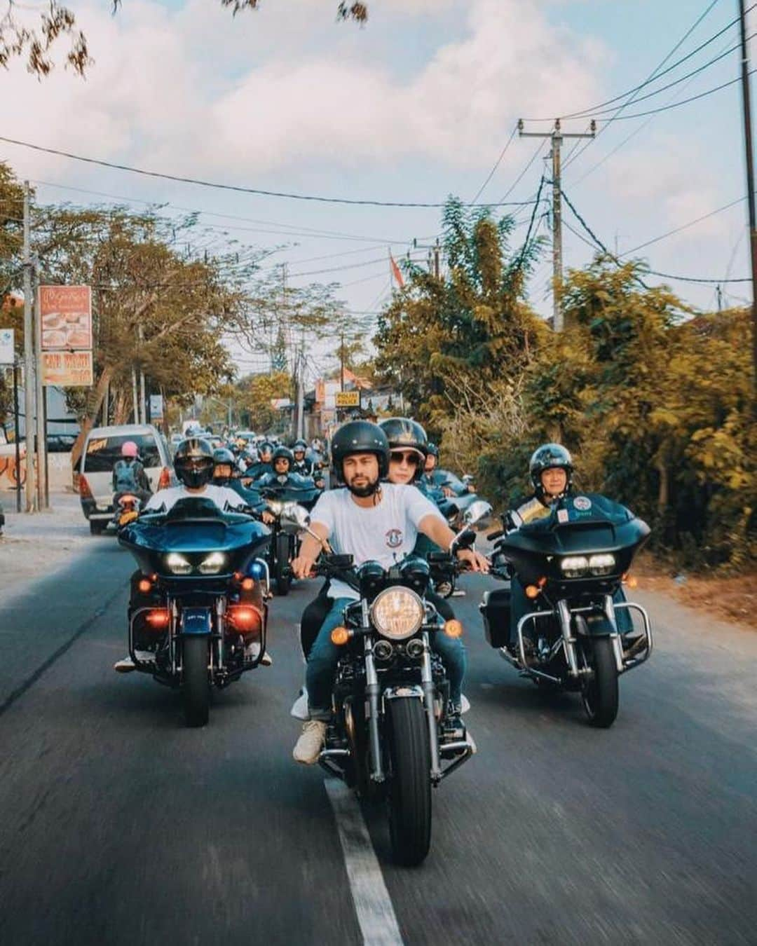 Raffi Ahmadさんのインスタグラム写真 - (Raffi AhmadInstagram)「Saat City Ride Motoran di Bali ❤️ Happy banget udah lama ga motoran bareng “si Doi” 🏍❤️ Nanti kapan kapan touring lagiii dehh ... 🤗 Photo By @keyswitha  @jokeride.id 🙏」6月23日 17時47分 - raffinagita1717