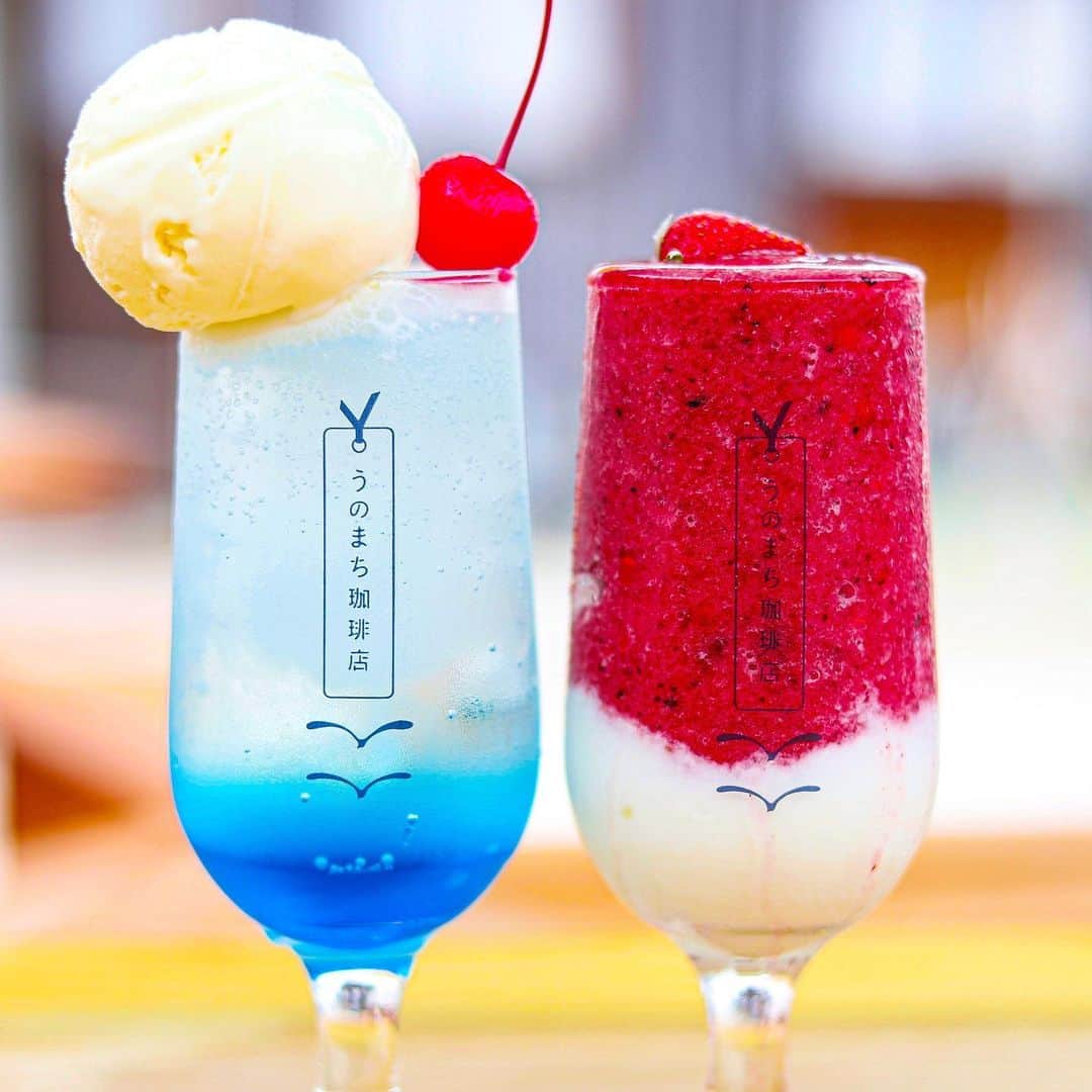 きょん。さんのインスタグラム写真 - (きょん。Instagram)「. .  うのまち珈琲店 奈良店 @unomachi_coffee  初めて来た時は まだ制作中だったテラス席。  今はもう 三席設けられていて ラッシー(赤)とクリームソーダ(青)を 交互に飲みながら 涼風待ち。  #うのまち珈琲店 #nara#sweets#summer」6月23日 17時48分 - kyon_tokiiro