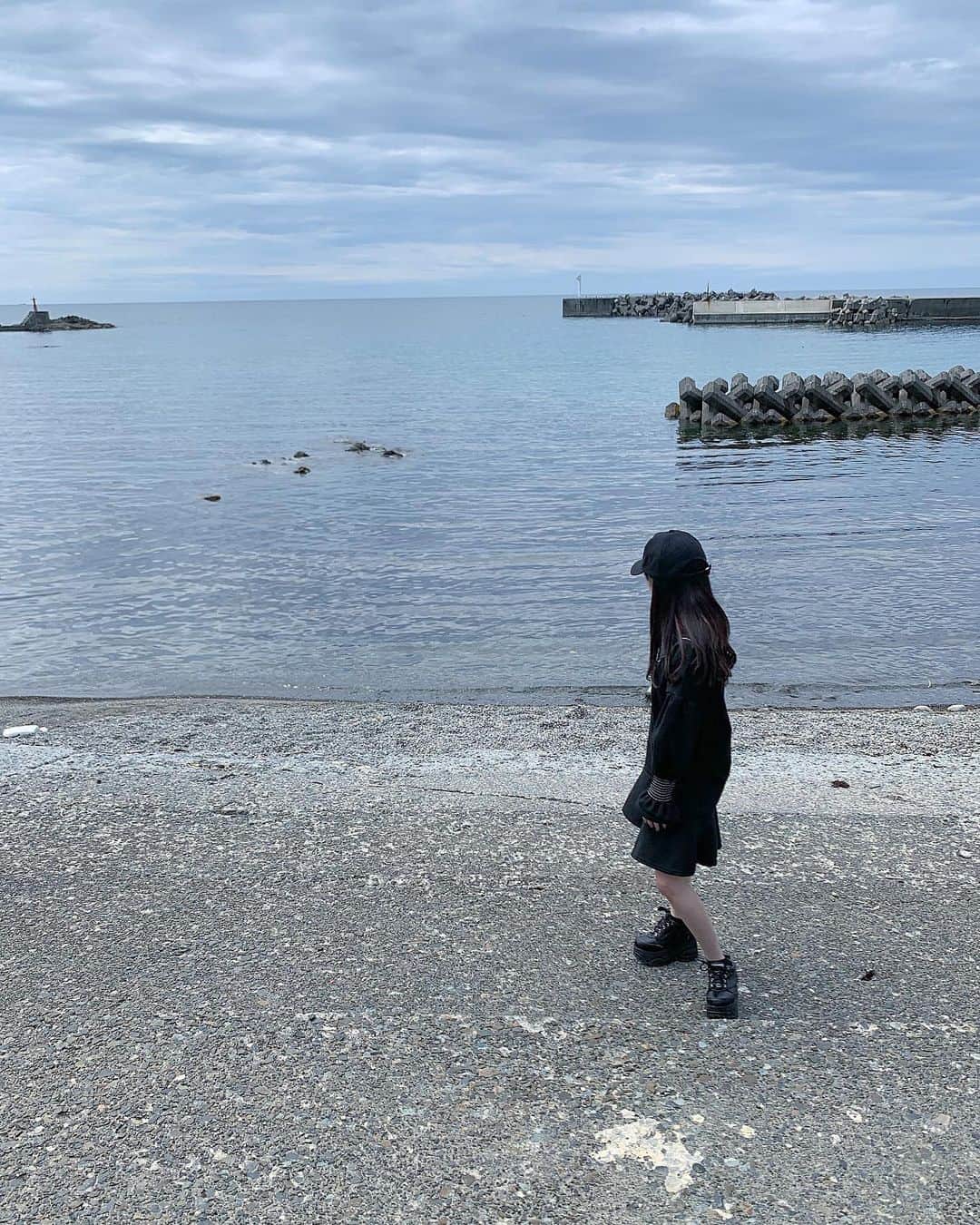 おもてちゃんのインスタグラム：「. 積丹。ウニをたべました。 家族全員で出かけたのものすご久々。 . 海🐳」