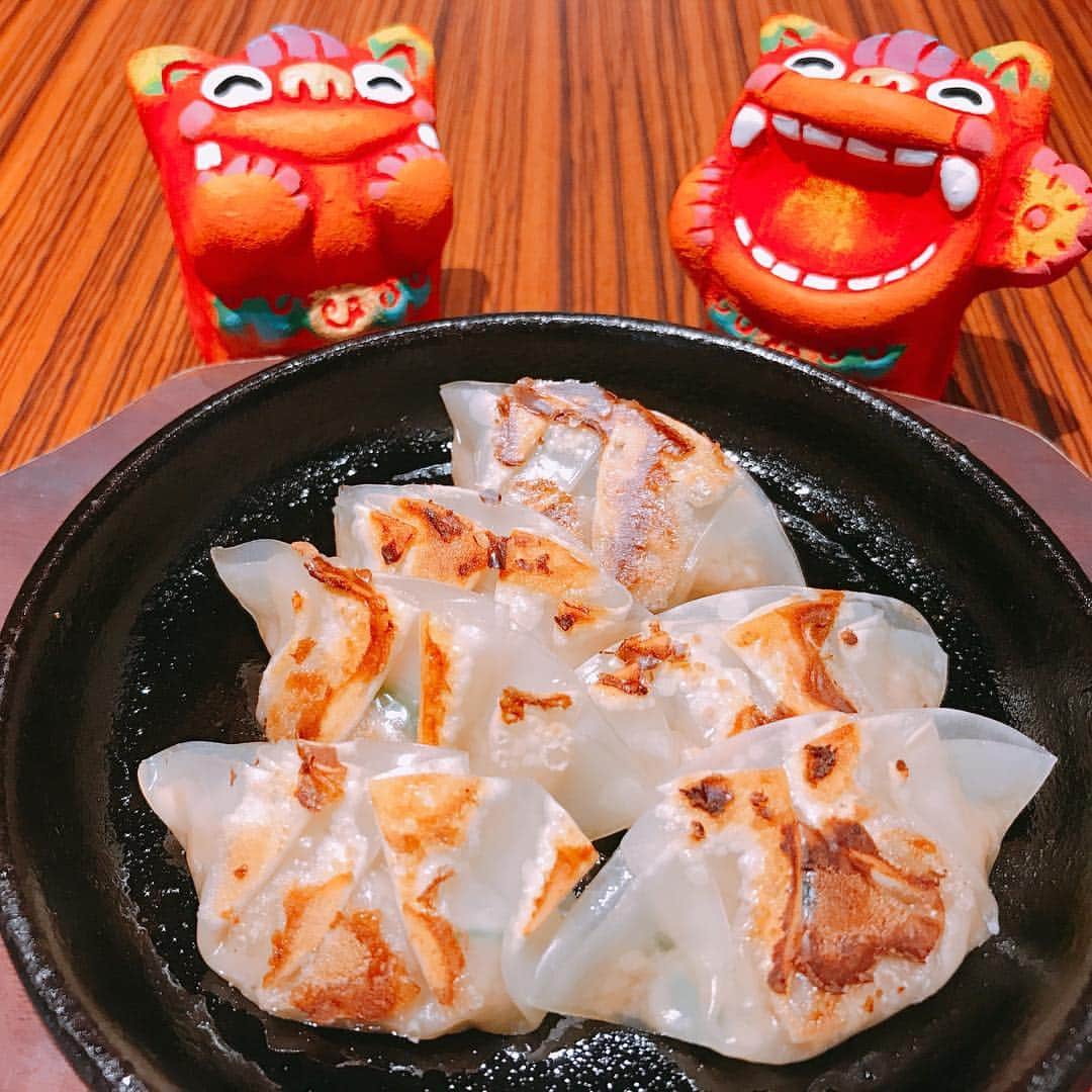大衆鉄板 焼くん場 ―YAKUNBA―のインスタグラム：「🌺ハイサーイ🌺  本日数量限定‼︎手作り焼き餃子ありまーす🤗❤️ シーサーも一緒にお待ちしてるんで♪是非‼︎食べに来て下さいね🍹  #天王寺ディナー #おでん #餃子 #沖縄料理#シーサー #鉄板料理 #裏天王寺#豚足 #アメリカン #手羽先とビール #タコライス#創作おでん」