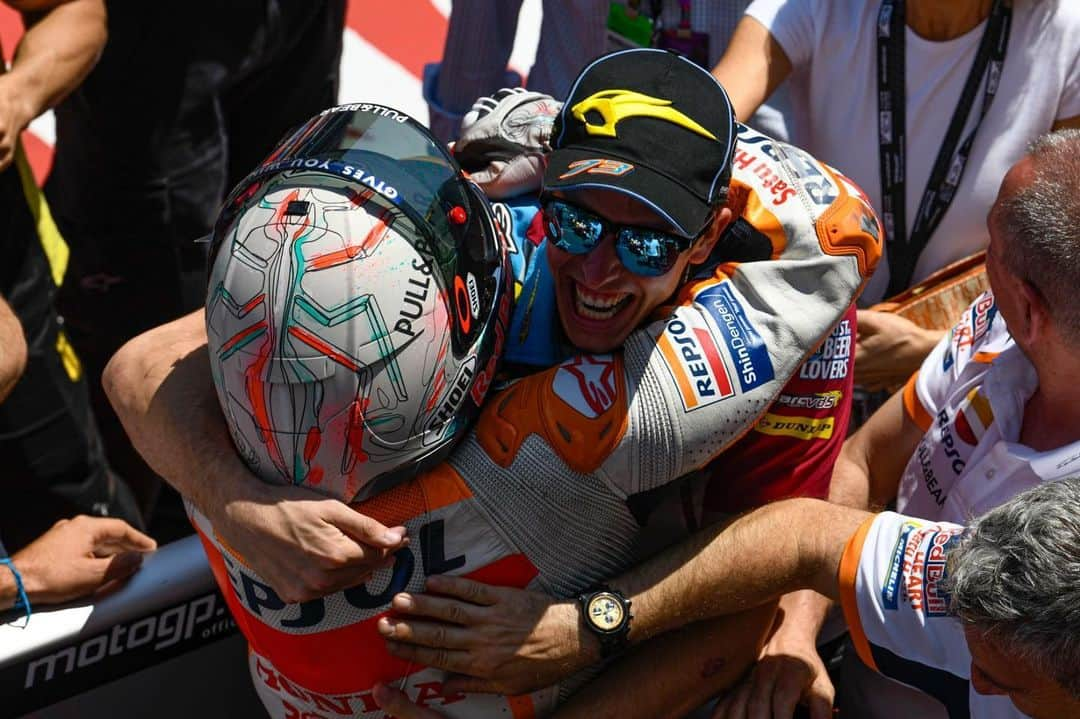 MotoGPさんのインスタグラム写真 - (MotoGPInstagram)「Brotherly love after a perfect home GP for the Marquez' family! 😍 // #CatalanGP 🏁 #MM93 #AM73 #MotoGP70 #Motorcycle #Racing #Motorsport」6月23日 17時49分 - motogp