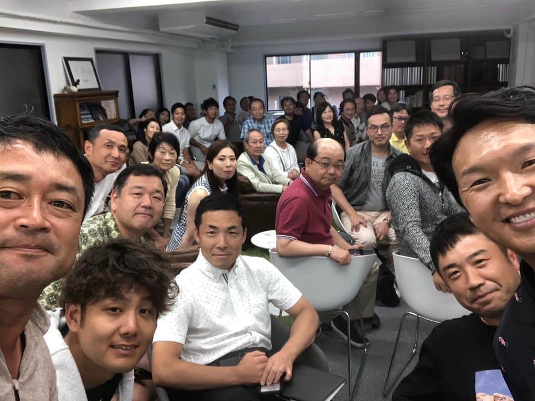 横田真一のインスタグラム：「大盛況満員御礼！！！ プロキャディ進藤大ちゃんによる「PGA TOUR から学んだこと」 PGA TOUR5勝の経歴の持ち主。 トップ選手の練習方法、トレーニングなどなど、 やっぱりPGAツアーの選手達の努力は生半可じゃない。 試合中でも平気でトレーニングなどなど 自分の甘さも痛感😫 最高の授業でした😊 大ちゃんありがとう😄 #ヨコタゴルフベース 主催」
