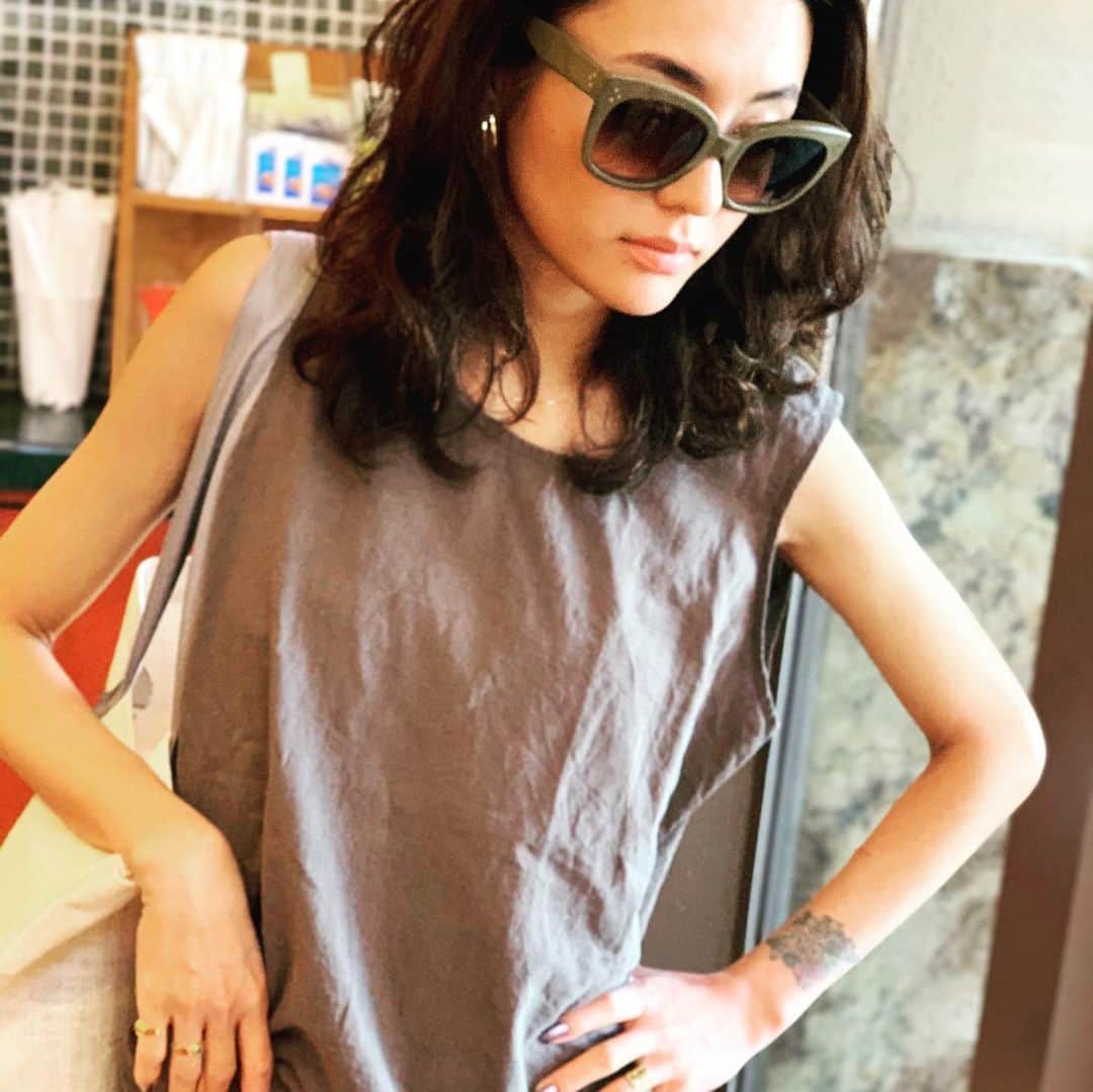 内藤陽子のインスタグラム：「✨3フープピアス✨ 直径3cmとデイリーに使いやすいし、リーズナブル🕶 ゴールド、シルバーの2色展開。 #stairtokyo」