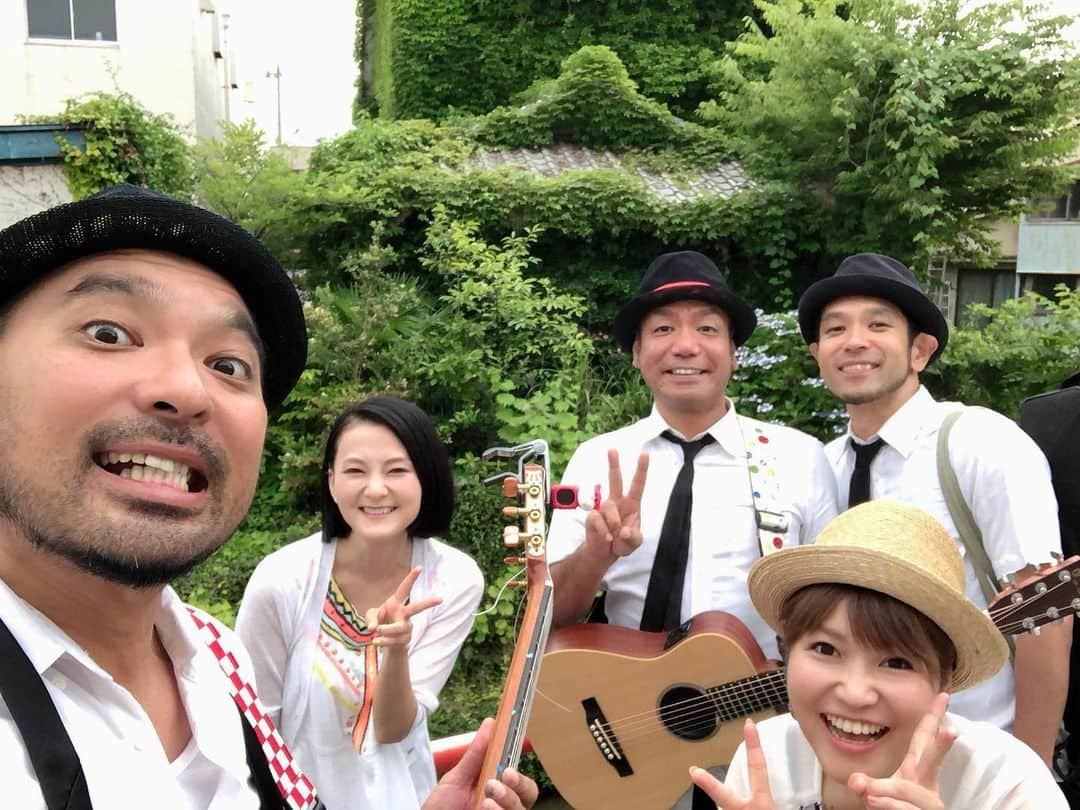 東里梨生さんのインスタグラム写真 - (東里梨生Instagram)「夏は結構同じイベント出るんだけど いつも出演日が1日違いで 会えそうで会えない先輩達と 今日はようやく一緒だった件😊  #きいやま商店 #やなわらばー  #石垣島 #先輩後輩 #ますと兄 #ヒゲよww」6月23日 17時54分 - aizatorio_yanawaraba