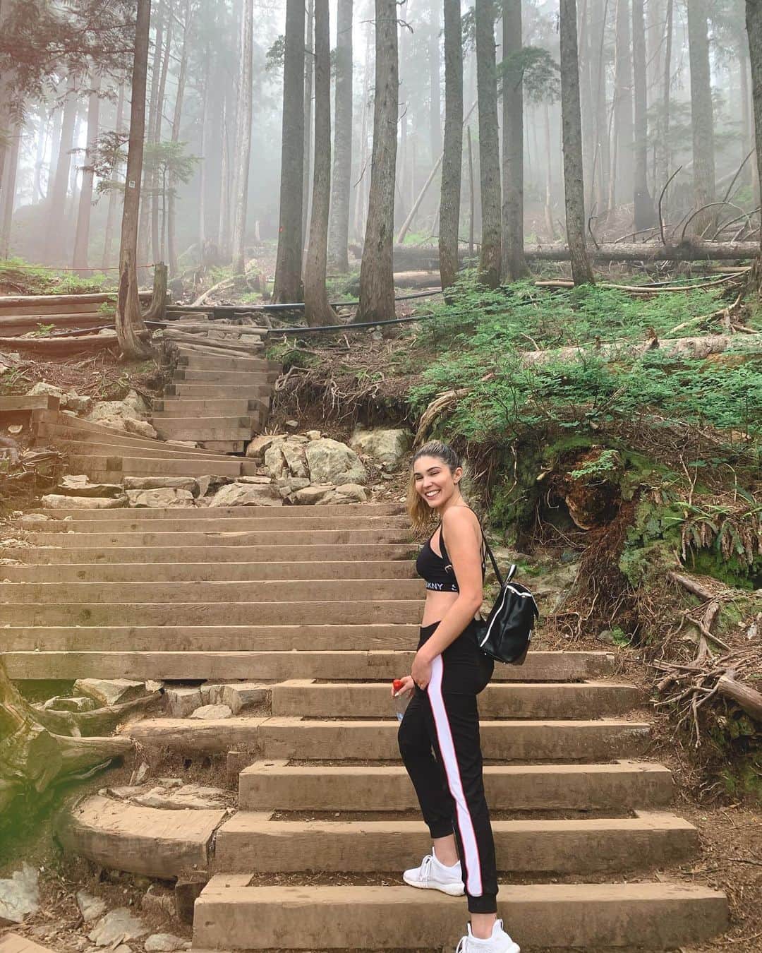 キャシー・ケリーのインスタグラム：「“nature’s stairmaster” 2,830 stairs to the top ⛰ and on a completely related note: anyone know a good massage place in vancouver?? 💀」