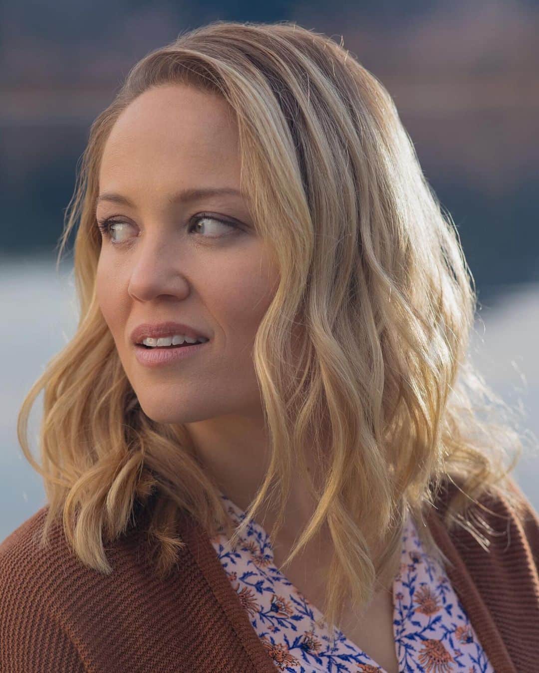 エリカ・クリステンセンのインスタグラム：「Polly is awake from her nap but she’s not crying so I’m ignoring her to make this post! Yo! East Coast premiere of TO HAVE AND TO HOLD is right now! @lifetimetv. This is “Alice”, and the following picture(s) are of @andyfavs and his FACE. And @antoniocupo and HIS FACE. What...is a girl to do. 😆 Pls enjoy ♥️♥️♥️ 8pm (I imagine 9 Central) x」