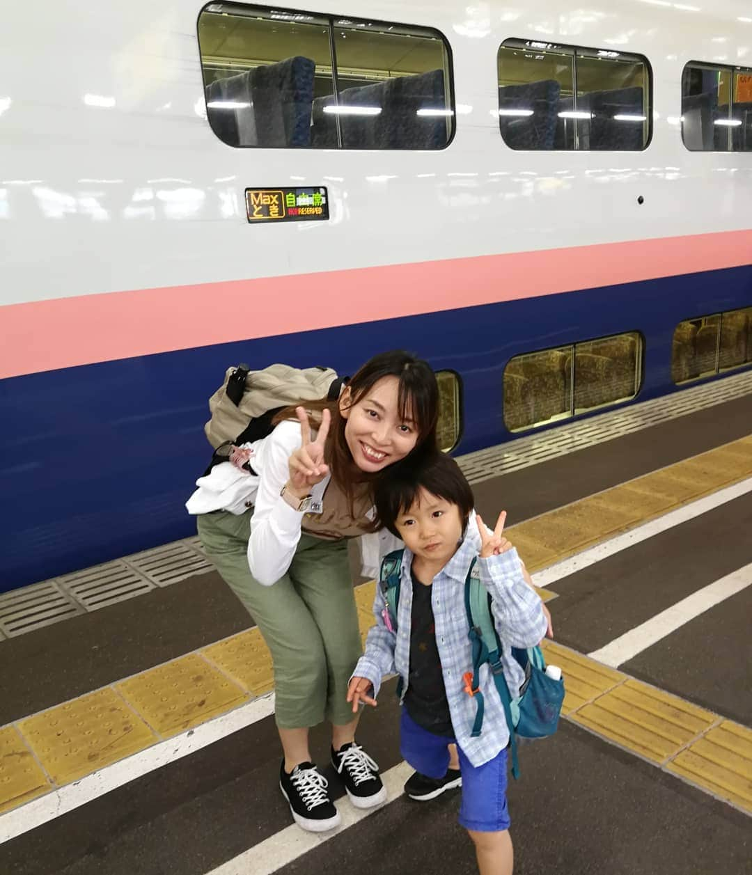 清野紗耶香さんのインスタグラム写真 - (清野紗耶香Instagram)「🚅#MAXとき のお鼻のところで 通りすがりのご夫婦に声をかけられて、 撮っていただいた🙌  この二階建てMAXときは あと１年くらいでなくなっちゃうらしい😱❕ #子鉄#こてつ  #4歳3ヶ月#年中#まめちょびん#男の子ママ#イットママ#はいチーズの日 #小さな彼氏 #ig_oyabakabu#愛息子 #ハロー赤ちゃん探検隊19年6月 #瞬足 #瞬足コーデ  @syunsoku_official  #シュンソク #syunsoku  #イクママ #hugkum  #はぐピク #love_kodomo_japan# #子供とお出かけ部#comona旅 #コズレ#いこーよ #コノビー」6月23日 9時01分 - seino_sayaka