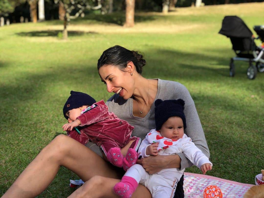 シェイラ・カストロのインスタグラム：「Melhor coisa da vida!!! Eu e elas!!! #albumdalizeninna #maedegemeas #hotelfazendafontelimpa #7meses」