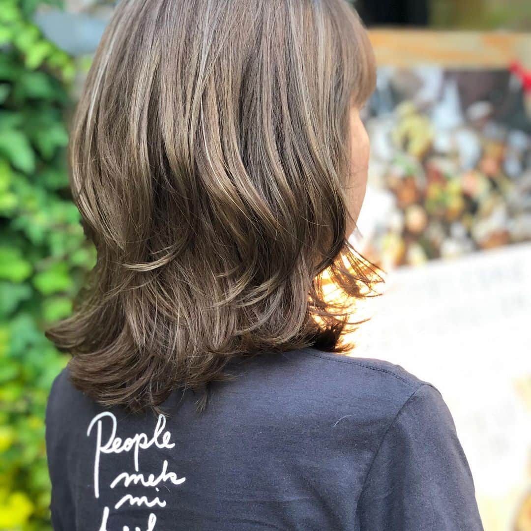 【北堀江・美容室 peaks hair】のインスタグラム：「レイヤースタイル🌟  少し段をつけて巻いた時に動きが出るようにしています！  切りっぱなしスタイルに飽きてきた方にはオススメスタイルです😊  スタイリスト  堀口  peakshair #ピークスヘアー#堀江#北堀江#美容室##Instahair#hairstyle#Instafashion#イルミナカラー#小顔#美意識#おしゃれな人と繋がりたい#おしゃれ#お洒落#ヘアアレンジ#ヘアスタイル」