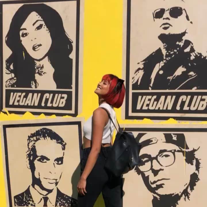 エマリン・エストラーダのインスタグラム：「Love meeting all my vegan friends 🤓 @eatdrinkvegan」