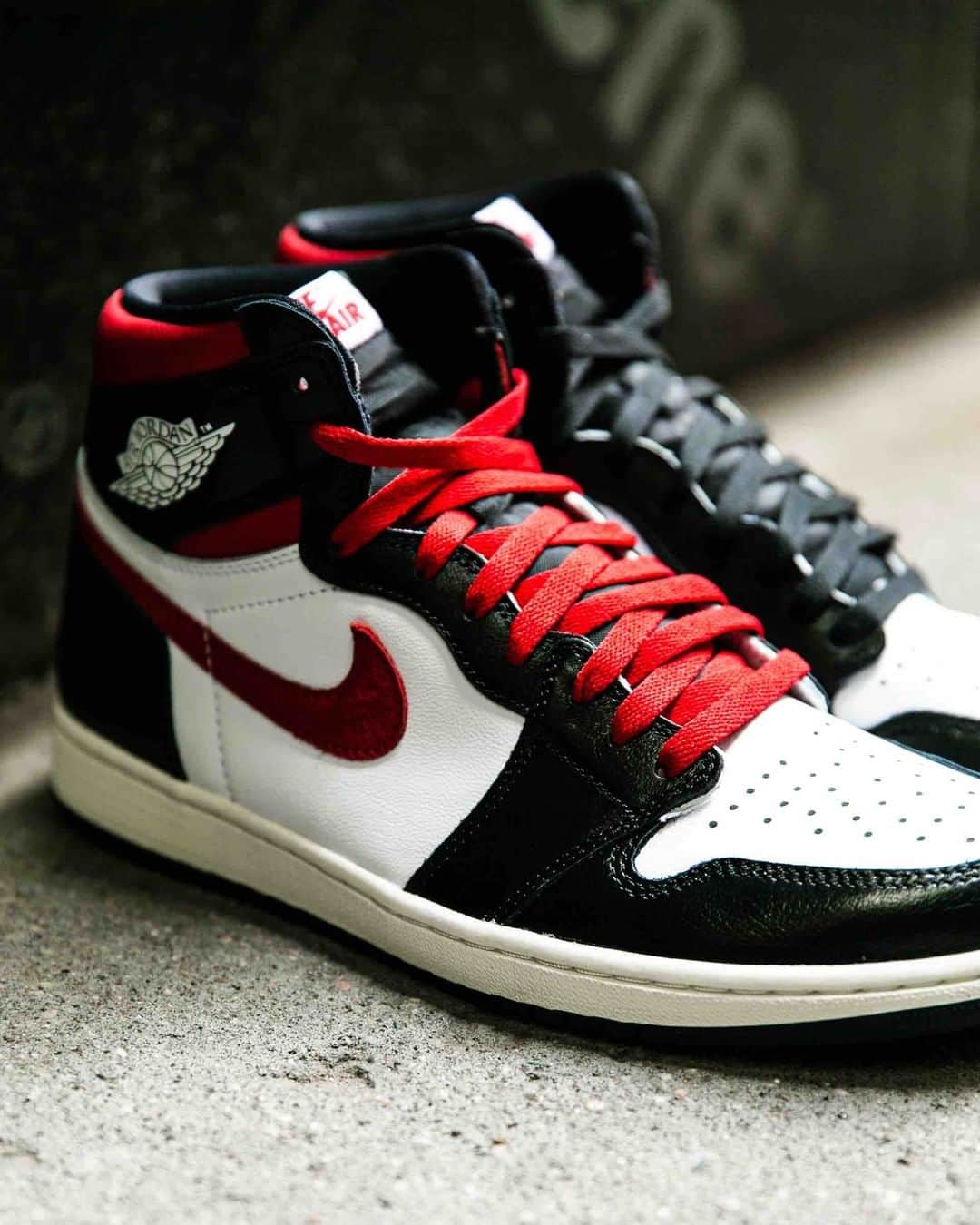 Foot Lockerさんのインスタグラム写真 - (Foot LockerInstagram)「Another 1 for the collection.  #Jordan Retro 1 “Black/Gym Red” Launching 6/29, In-Store and Online Men’s and Kids」6月23日 9時18分 - footlocker