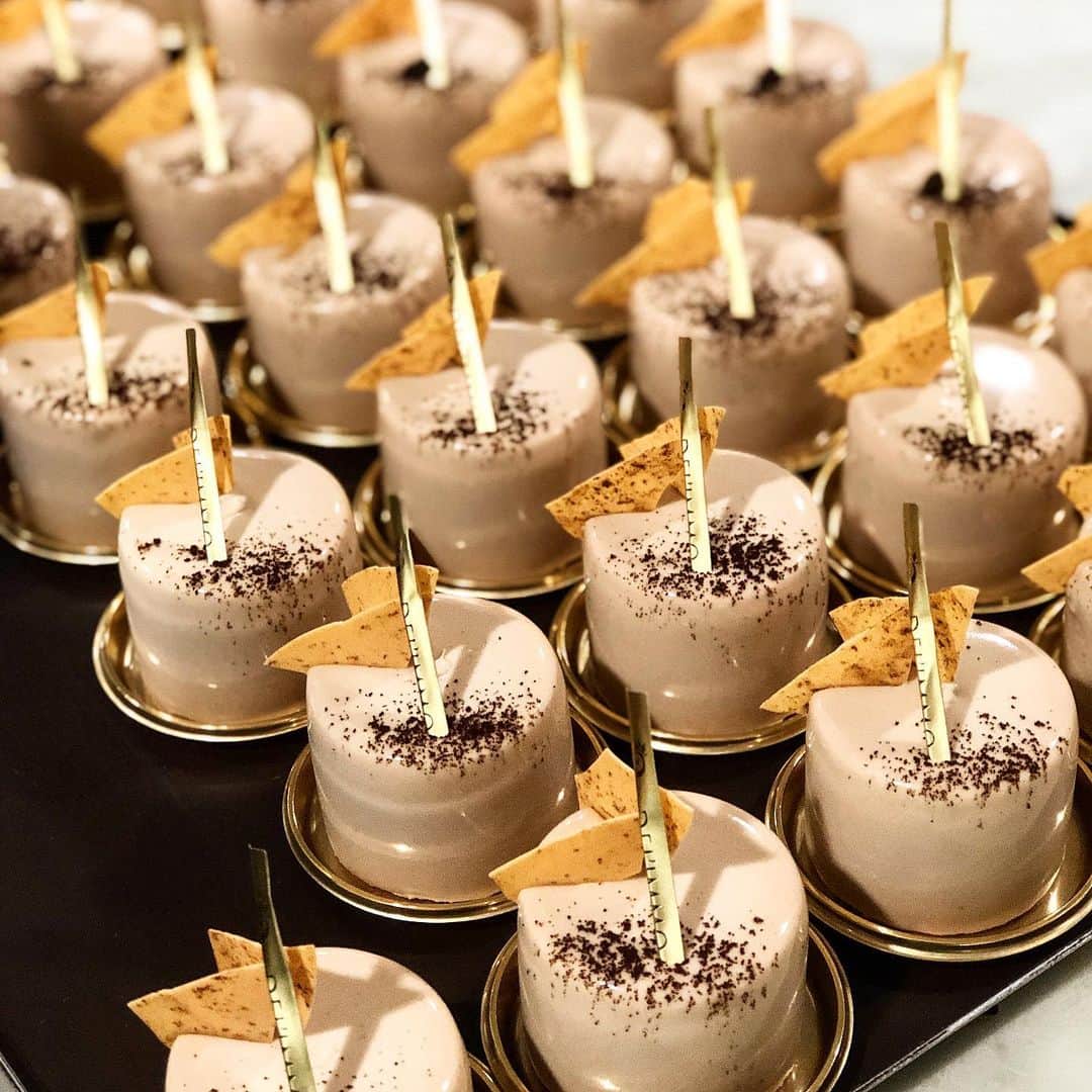 eguchikazuakiのインスタグラム：「・ブロンドチョコレートって知ってる❓ ビターチョコレート、黒ね ミルクチョコ、茶色ね ホワイトチョコレート、白ね ブロンドチョコレート、ゴールドね😆 ホワイトチョコレートにゆっくり火を入れてキャラメル化したチョコね（✴︎朝から雑な説明😱） これ風味がいいの、焼きたてのビスケットみたいな香り、濃厚ながらもほんのりキャラメルな感じ、イメージは練乳くらい濃いクリームのキャラメルキャンディー、歯につくよって感じw‼️たくさんは食べれないくらい風味が強いチョコレートです。 ・ ブロンドチョコレートを使ったケーキがこれ、店名にもなった【デリーモ】、2013年10月に出会って12月のオープンに合わせて創りました👍ケーキ自体は2019年までに3回進化しています、中身に6mmの生地入れたり、15ccエスプレッソ出し入れしたり。 ・ 私はブロンドチョコレートにコーヒーを合わせています、デリーモのケーキ選びでまず食べてもらいたいのはこれです😁 これ美味しくないと思われたらデリーモ閉めるしかない、小さく見えて人生変えるパワーあります。 ・ まだ仕上げ途中、スタッフがきっちり仕上げたものが店に並びます‼️ そんな朝ですが江口は今日1日目白です👋🏻 ・ #goodmorning #ぐずついたお天気 #はい #雨です #delimmo #デリーモ #今日は #チェリー #チェリーな日 #イベント #目白 #スピッツ #聴いています #さくらんぼ #ブロンドチョコレート #からの #シグネチャー #江口和明 #eguchikazuaki #ブロンド #さらに #狙う #ルビーマン #ルビーチョコレート #狙う」