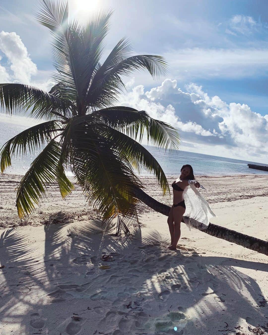 シェリル・バークさんのインスタグラム写真 - (シェリル・バークInstagram)「Paradise🌴 📸: @matthewlawrence♥️」6月23日 9時38分 - cherylburke