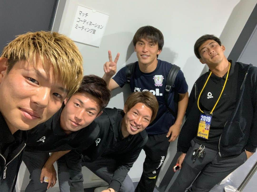 安藤由翔のインスタグラム：「昨日は古巣北九州との試合でした。 相変わらずいいスタジアム、最高のサポーターの方々が温かく迎えてくれてとても嬉しかったです。 そして遠方まで応援に来てくださった藤枝サポーターの方々ありがとうございました！ 久しぶりに元チームメイトにも会えたしいい刺激になりました！ #藤枝MYFC#ギラヴァンツ北九州 #ミクスタ#加藤弘堅#中山開帆 #紀藤隆翔#佐藤颯汰#ホテルテトラ小倉」