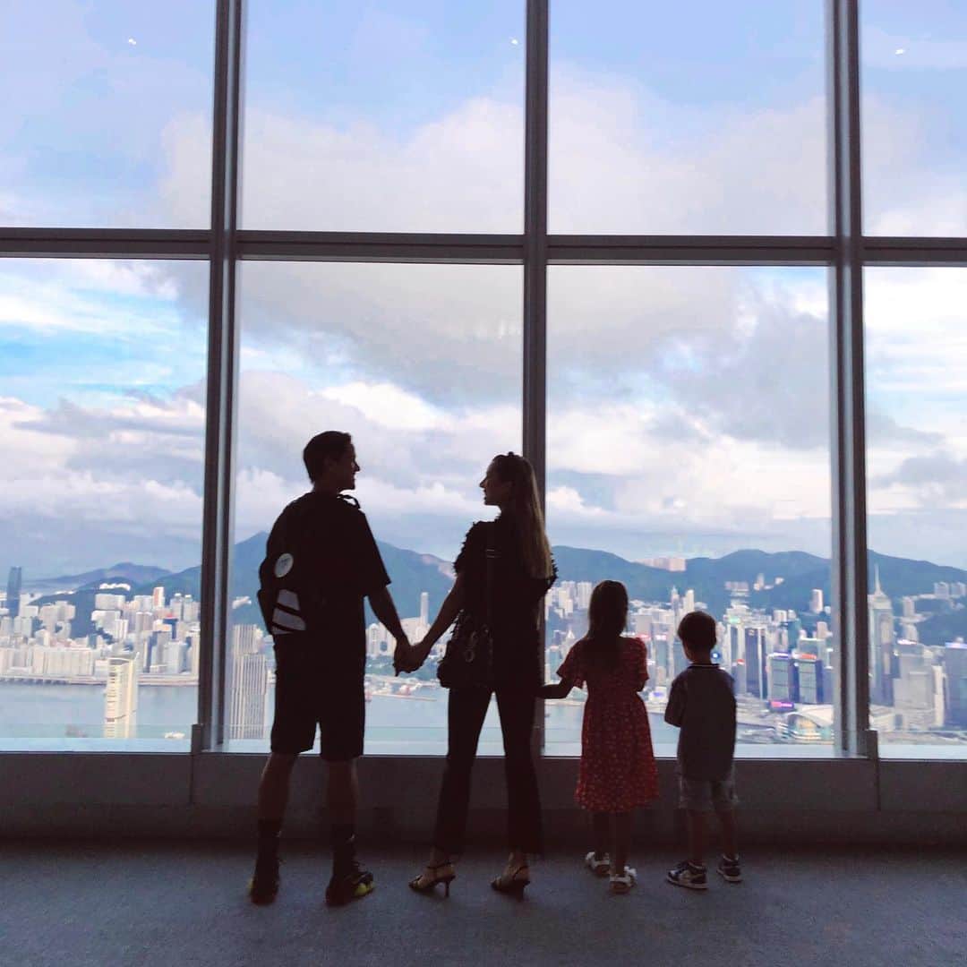 Jennifer Bachdimさんのインスタグラム写真 - (Jennifer BachdimInstagram)「Our first time in Hong Kong and we were all impressed by this beautiful country! We made many memorable memories and we’ll be back for sure ❤️🙏🏼 #teamBachdim #HongKong #discoverHongKong #Sky100 . . @sky100hk was definitely one of those memories we won’t forget! What an incredible view ❤️🙏🏼 #blessed」6月23日 9時37分 - jenniferbachdim