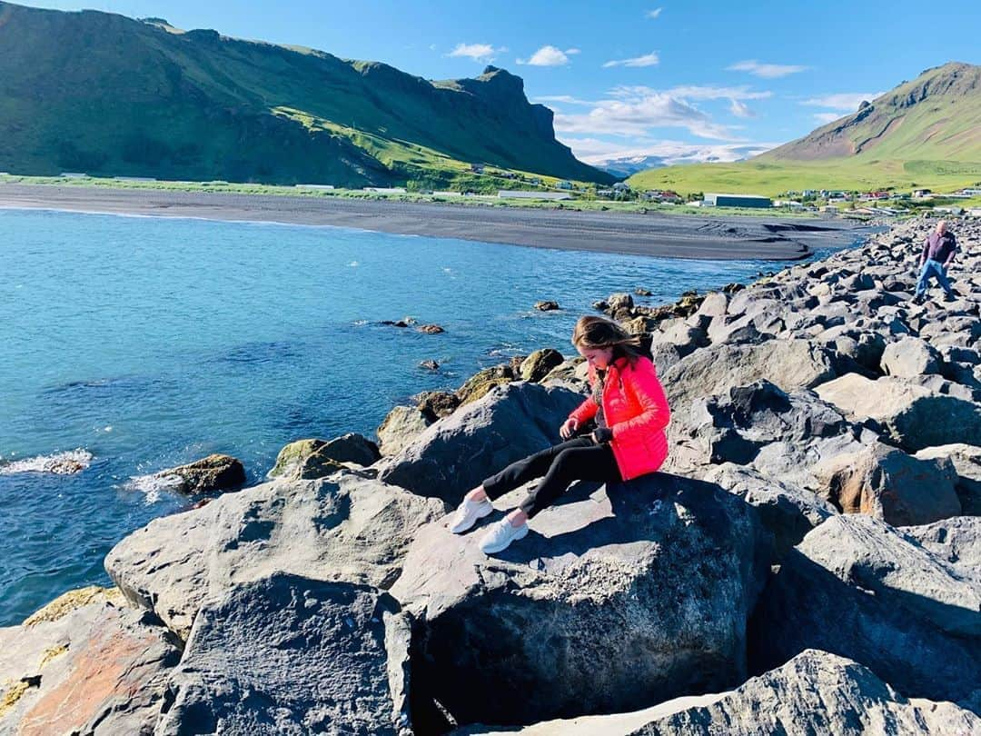 ユリア・リプニツカヤのインスタグラム：「💙✨ #iceland #blacksandbeach」