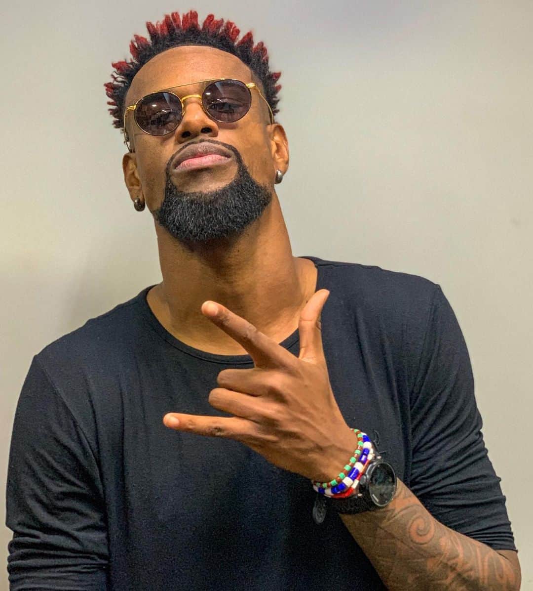 フェリペ・サンタナのインスタグラム：「Vai lá tio, muda, reage, agredi, não esquece dos seus que o universo te trará a vitória. ⠀ #nudred #dillblack #red #itsme #cavallodeferro #nadapassaenempode」
