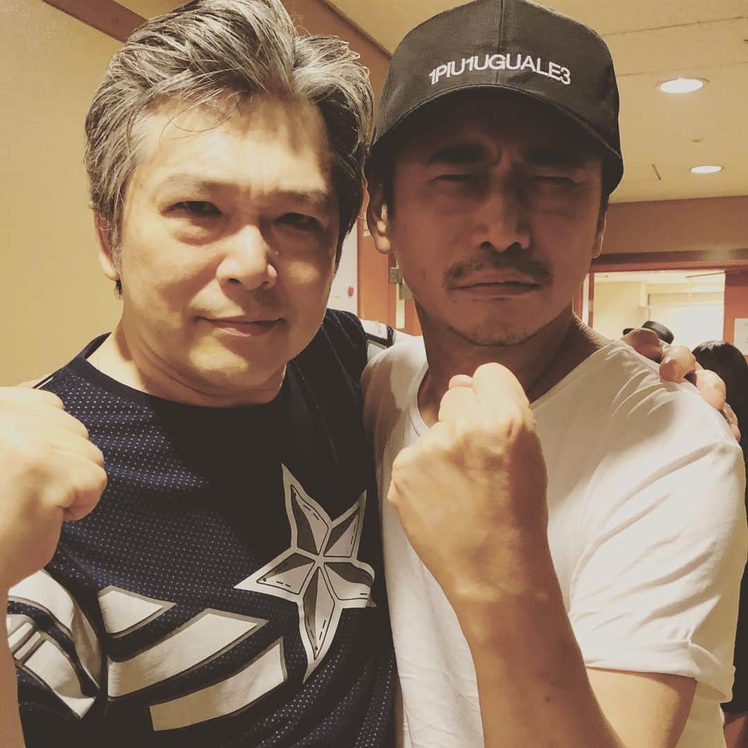 三上市朗のインスタグラム：「ドラマ以来だろうか。聖人が観に来てくれて久しぶりに会えた！大好きな俳優の一人だ！何か一緒にガチンコで芝居したいねーなんて言い合いましたよ！誰か一緒にやってくれませんかね。 #キネマと恋人  #萩原聖人」