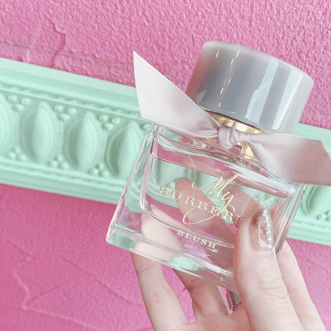 林田沙綾さんのインスタグラム写真 - (林田沙綾Instagram)「♡ 香水もプレゼントで...🥺💓 #burberry の#マイバーバリーブラッシュオードパルファム だよ♡ 香りも本当にいいのだけど ビンもすごくかわいくてうれしい😢💕 ： #Swankiss#香水」6月23日 9時54分 - saaya.xoxo