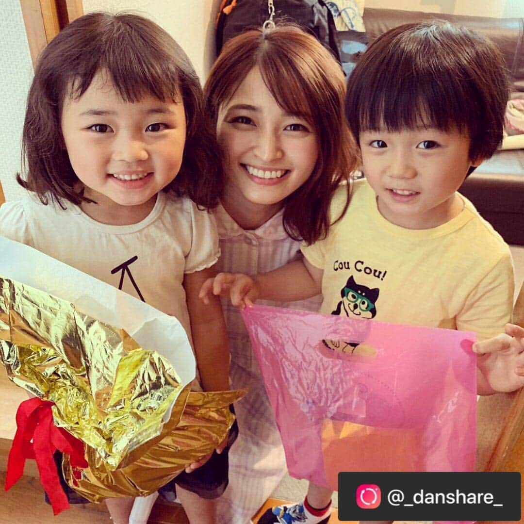 岡本玲さんのインスタグラム写真 - (岡本玲Instagram)「. 双子たちが誕生日プレゼントをくれました🎁💓 感激😭ありがとう😭😭 #repost @_danshare_ 先日お誕生日を迎えられた茜ママこと岡本玲さんに、双子役のふたりからプレゼント🎁✨ かわいい双子役は #池谷美音 ちゃんと #森優理斗 くん💕 いつも撮影現場を和ませてくれてます🥰✨ #わたし旦那をシェアしてた #旦シェア #小池栄子 #りょう #岡本玲 #赤楚衛二 #黒木啓司 #渡辺真起子 #平山浩行 #夏木マリ #ytv #木曜ドラマF #ドラマ #7月4日木曜よる11時59分スタート」6月23日 9時59分 - rei_okamoto