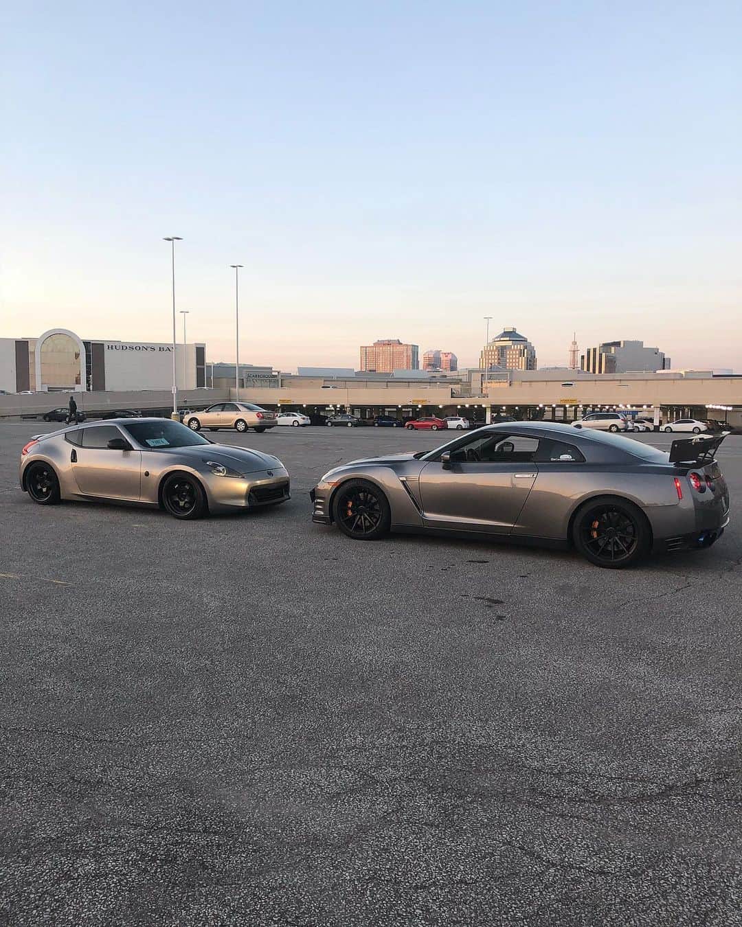 CarsWithoutLimitsさんのインスタグラム写真 - (CarsWithoutLimitsInstagram)「Lil & Big Brothers Photo @shaw416  #carswithoutlimits #toronto #gtr #370z」6月23日 10時01分 - carswithoutlimits