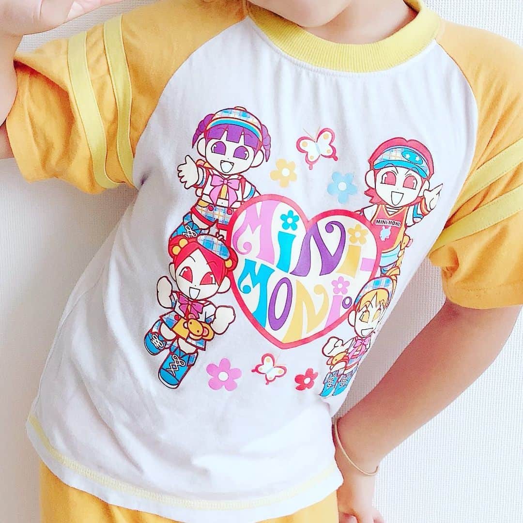 のインスタグラム：「ある日の加護姫ちゃま👸  ミニモニ。パジャマが お気に入り♡  #ミニモニパジャマ #姫ちゃまのお気に入り #ママ大好きだって❤  #昨日7歳になりました❣️ #加護亜依ママ #birthdaygirl✨ @ai.1988kg」