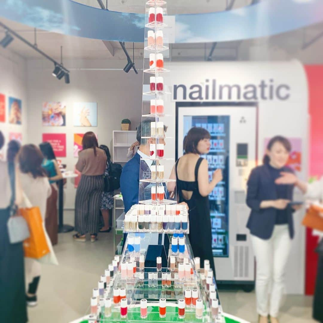 佐藤あやさんのインスタグラム写真 - (佐藤あやInstagram)「パリから日本初上陸したネイルブランド @nailmatic のお披露目会に行ってきました💅 . ほとんどが植物由来成分からできていて、爪にも優しいネイル✨ パリでは定番のピンクや赤が人気みたいで、カラバリも豊富。 自分の好きなピンクが絶対見つかると思います。 色にはそれぞれ人の名前がついていて、私はアヌークというオレンジっぽい色が今の気分にぴったりだった(3枚目)💗 動画載せたけどネイルは自販機で買えるんだよ。 選ぶのも取り出すのもワクワクしちゃった😂 . 6/30まで表参道でPop upをしてるみたいなので、ぜひ塗り心地や色味など実際に試してみてね💕 #nailmatic#nail#selfnail#palis#naturalcosmetics#ネイルマティック#セルフネイル#ふぁの感動シリーズ」6月23日 10時07分 - faafa8