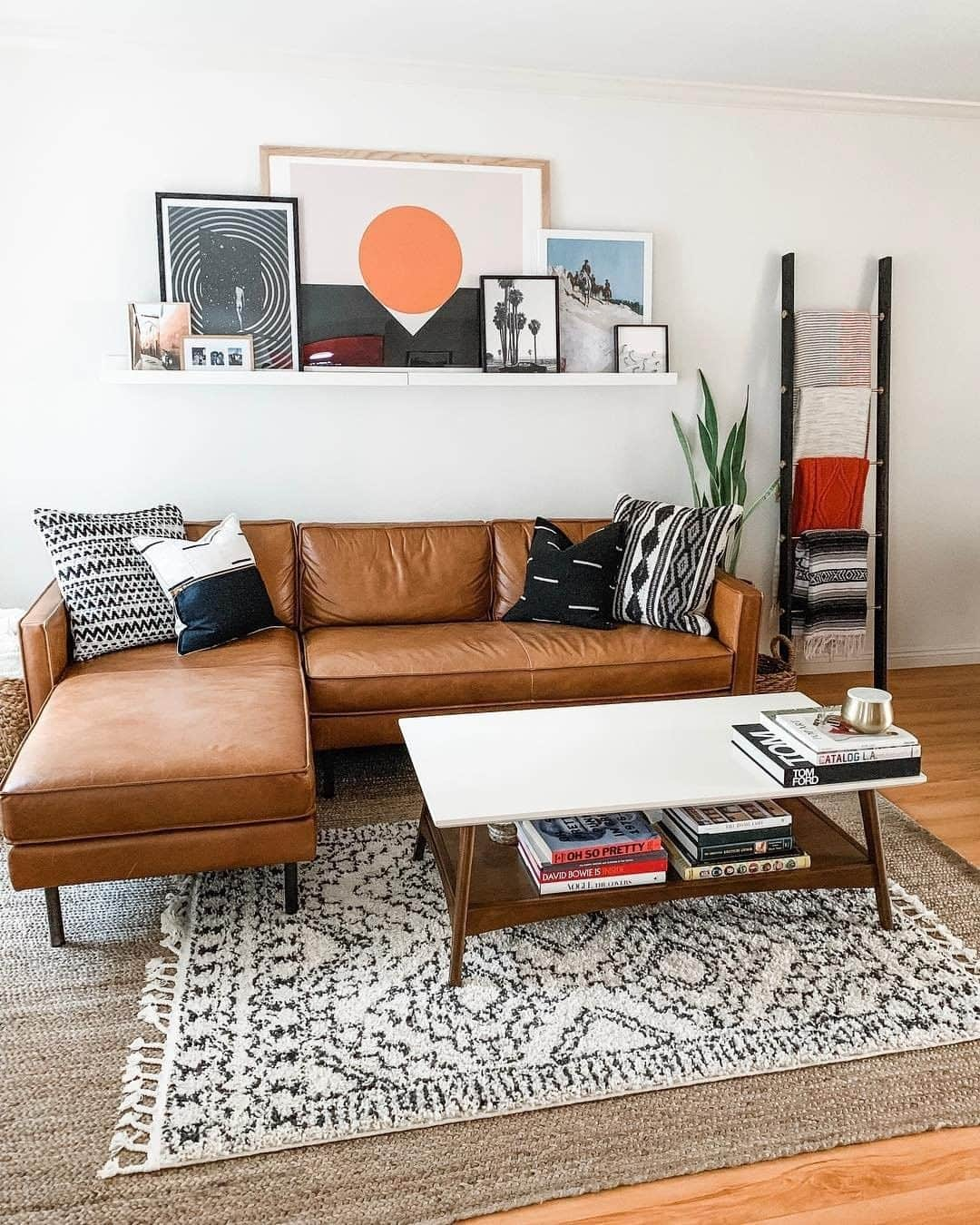 west elmさんのインスタグラム写真 - (west elmInstagram)「This Axel Sectional in @amarshy2's living room makes it a little too easy to imagine spending the entire weekend in one spot... 😏 Happy weekend! #weekendvibes #mywestelm #lazyweekend #livingroomgoals #leathersofa #weekender」6月23日 10時09分 - westelm