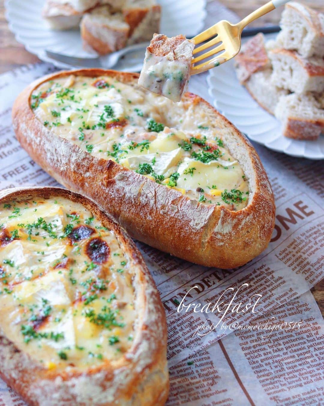 YASUKO TAKESUEさんのインスタグラム写真 - (YASUKO TAKESUEInstagram)「. おはようございます😊💕. 美味しいパンを頂いたので…. 中をくり抜いて パングラタンに…😋💕 . いただきまぁす😋 . . #朝ごはん#朝ごパン#breakfast」6月23日 10時10分 - momoichigo0515