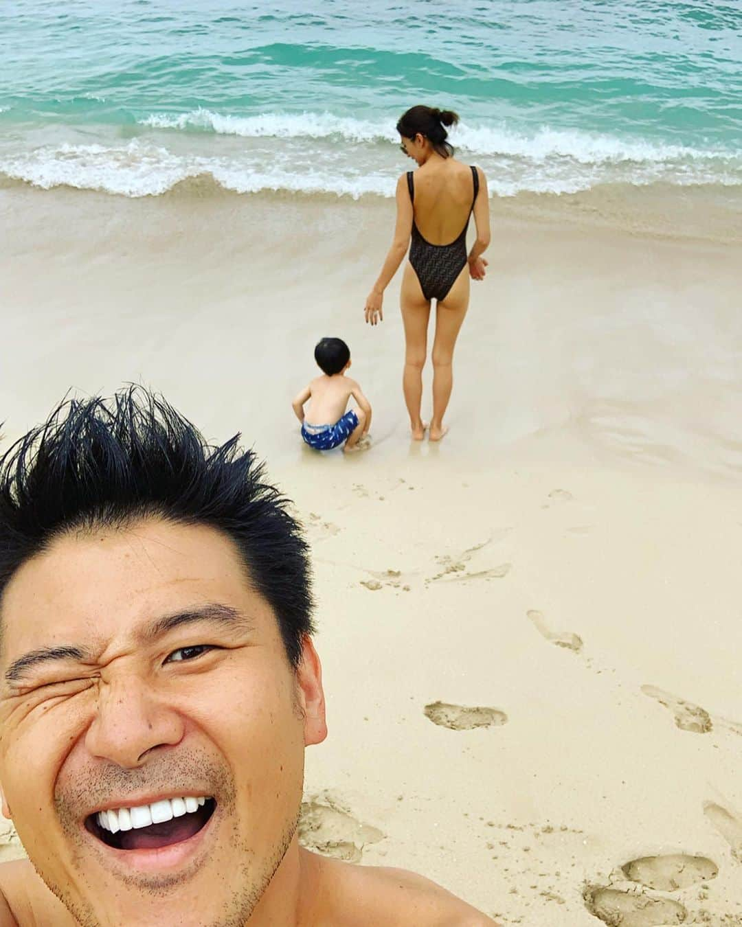 小堀ケネスさんのインスタグラム写真 - (小堀ケネスInstagram)「Over a year since we took a family vacation.  Family time awaits!😊 ディーン君すっかり海男になりました〜！😆 鬼ママはいつも通りです。😜 久々の家族海外旅！ 今回も楽しむぞ〜！😎🌴 #notdrunk #familytrip #hawaii #mommy #littledean #happycampers #家族旅 #ハワイ #最高 #本当に感謝  @mariakamiyama」6月23日 10時19分 - kenkob0903