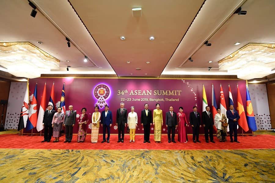 リー・シェンロンさんのインスタグラム写真 - (リー・シェンロンInstagram)「After a busy day of meetings at the 34th @asean Summit yesterday, delegates and officials had the opportunity to mingle with their counterparts at the gala dinner in less formal settings.  PM @prayutofficial and our Thai hosts have gone all out to extend warm hospitality to all attendees. Khob khun krub! – LHL  #ASEAN ([1-3] Photos by me, [4] ASEAN Thailand 2019 Photo)」6月23日 10時21分 - leehsienloong