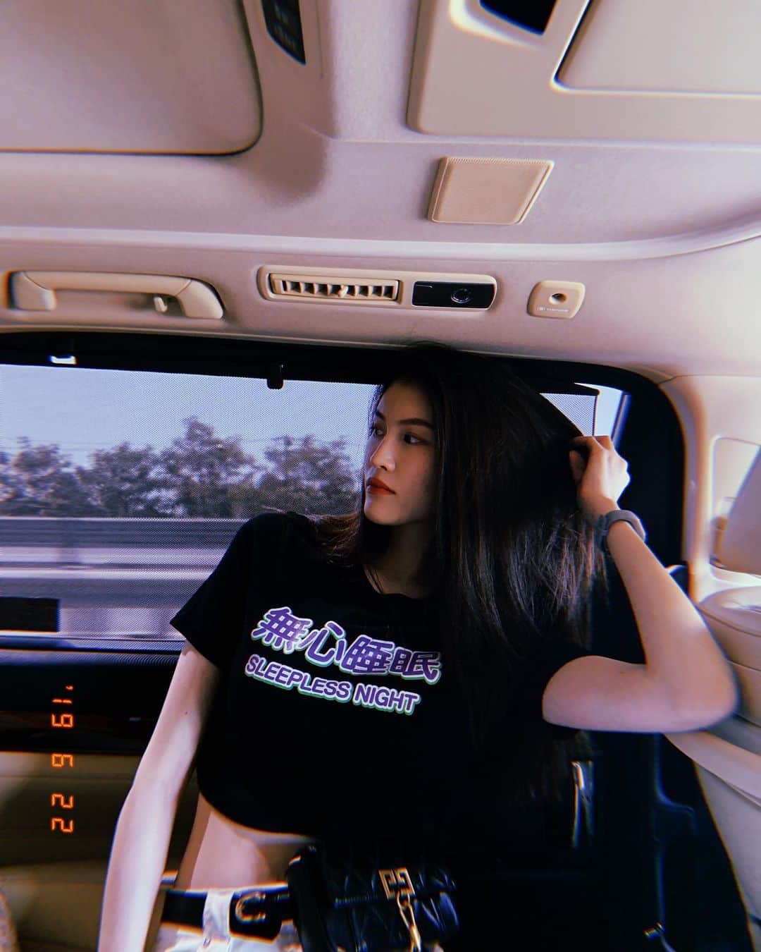 スイ・ヒーのインスタグラム：「Sleepless 🖤😂」