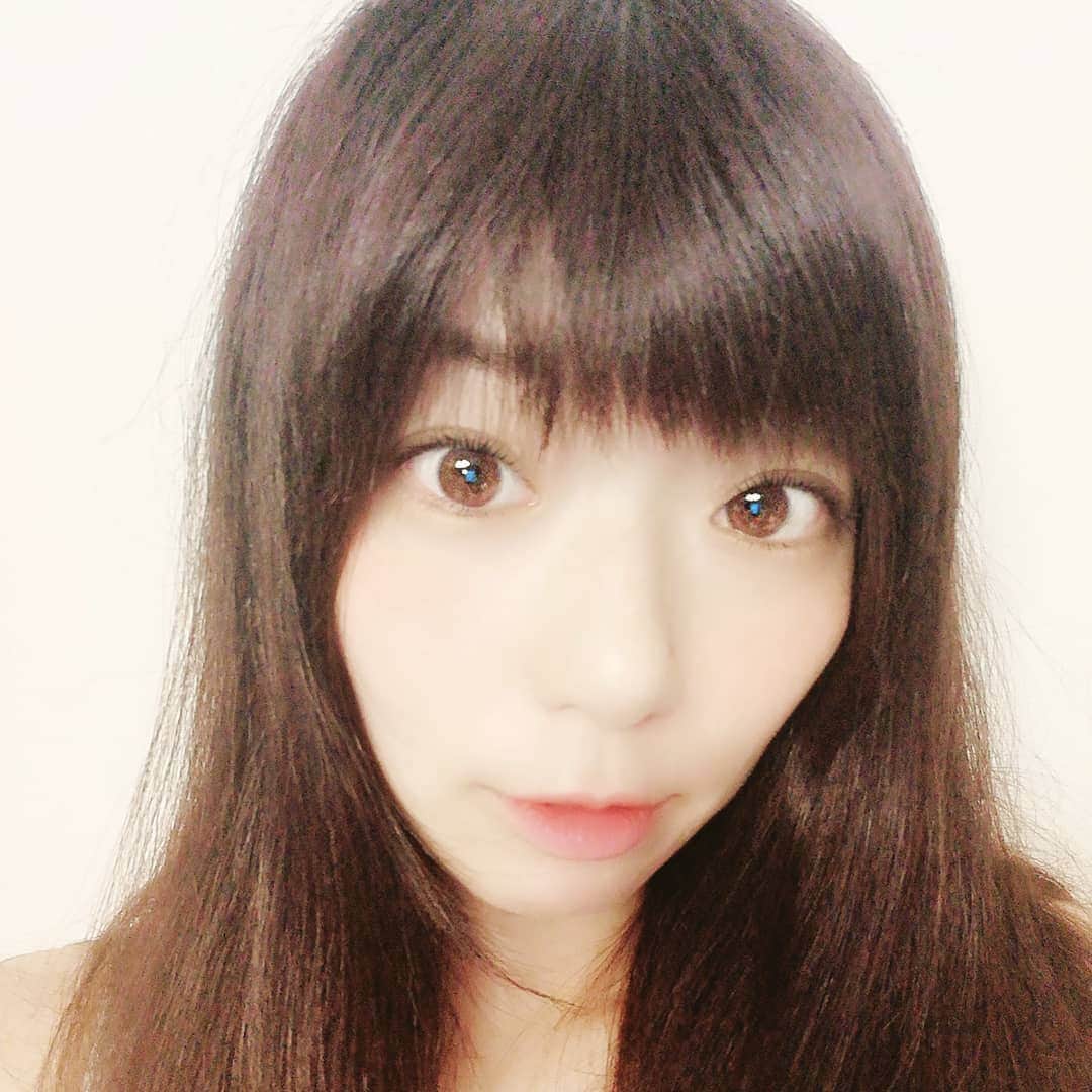 藤井沙央理のインスタグラム：「#前髪 切りました。 意図せず#誰だかよくわからないシリーズ  昔の#作品撮り によく似た#写真 あるの。その時は#つけ前髪 でしたがこれは#自前  25歳過ぎたあたりから#アラサーなのに 前髪あると#若作り してるみたいかなと思って、なかなか作れないでいたけれど、#アラフォーなので 一周まわって大丈夫な気がしてきました。  さらっと言ったけど、私ってアラフォーなんですね(O.O;)笑 ※前髪=若作り というわけではなく、私の顔と話し方が合わさるとそんな印象になりそうというだけで、アラサーでも前髪がお似合いの方はたくさんいらっしゃいますからね！」