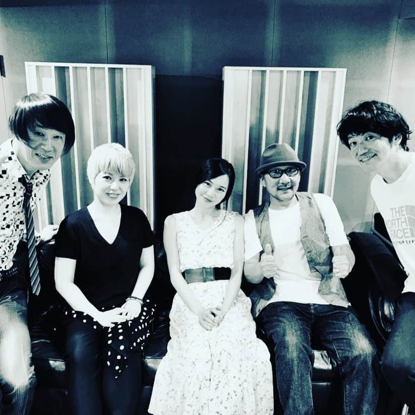 のインスタグラム：「おはようございます！！ 『感情直結型ギタリスト』西川進です！！ 昨日で、 Chageさんサウンドプロデュースワーク、 レコーディング全日程が終了しました、、、。 昨日は、3曲分のコーラス録りをやりましたよ。  ライブでもおなじみの「石橋優子」さん、 「岡本茂樹」さん、  そして、コーラスとアレンジは、 弊社「夏野カレン」 http://www.smashroom.com/musicians/natsuno/index.html  みなさん本当に素敵でした、、、。 自分が言うのもなんですが、、、 ものすごく素敵なアルバムになったと思います、、、。 2019年8月7日発売の Chageさん ニューアルバム「feedback」、、、リリースが楽しみです！！ https://chage.jp/information/release/detail-331.php  #空　#雲　#宇宙　#西川進　#ギタリスト　#モッズスタイル　#guitarist #guitar #大事に思う気持ち　#Smash_Room　#Chage　#石橋優子　岡本茂樹　#夏野カレン　#ニューアルバム　#feedback　#コーラス　#サウンドプロデュースワーク」
