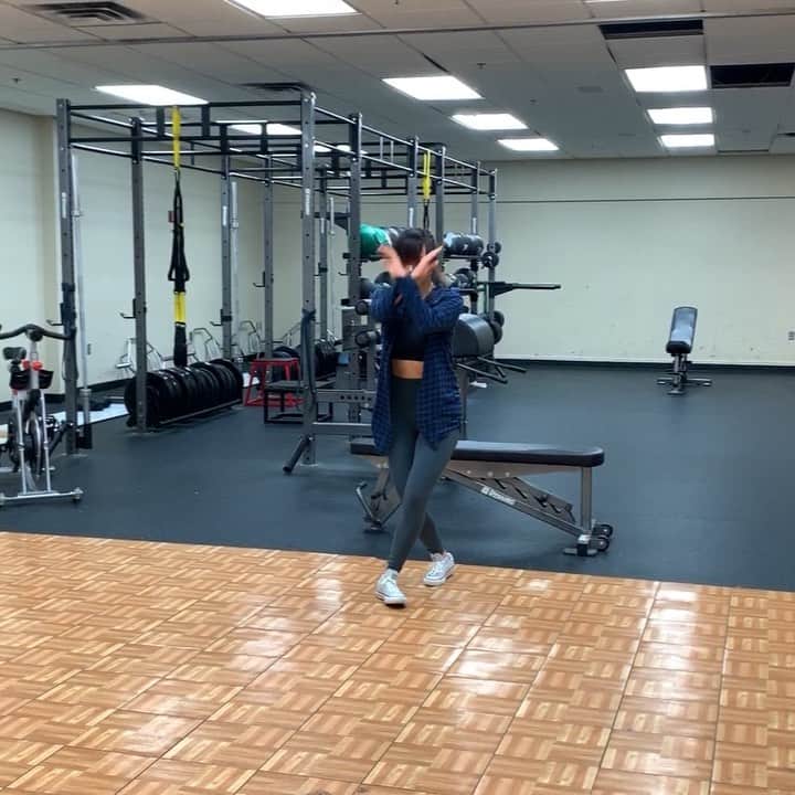 ミン・ユラのインスタグラム：「If this gets copyrighted again I give up 😂 An oldie but my favorite dance of all time Music: @billieeilish Choreo:@Jakekodish」