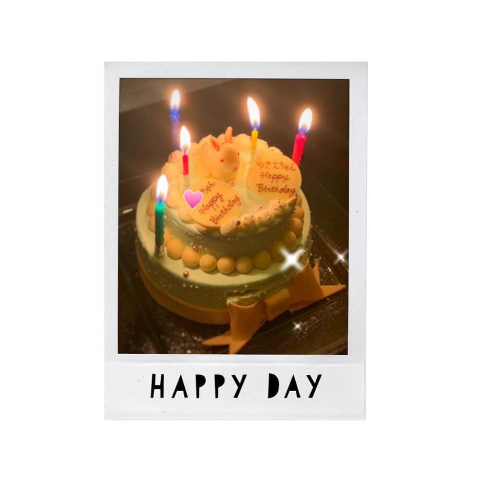 透水さらさのインスタグラム：「お誕生日っていくつになってもワクワクします🎂 ありがとうございます😍 大好きなファミリーからのオーダーケーキはいつも可愛くて素晴らしい🎂 #誕生日#ありがとうございます」
