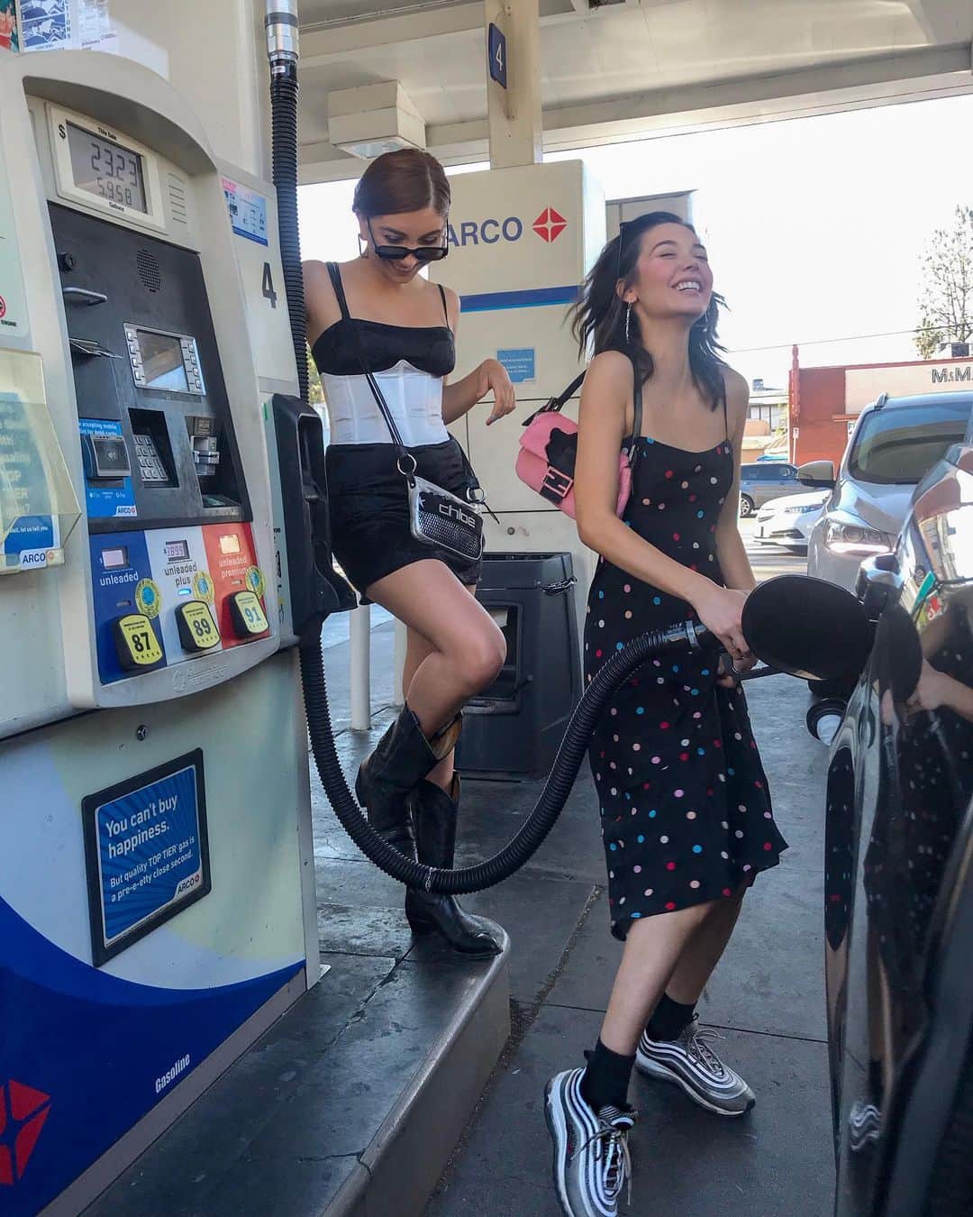 アマンダ・スティールさんのインスタグラム写真 - (アマンダ・スティールInstagram)「omg pumping gas is so funny」6月23日 10時36分 - amandasteele