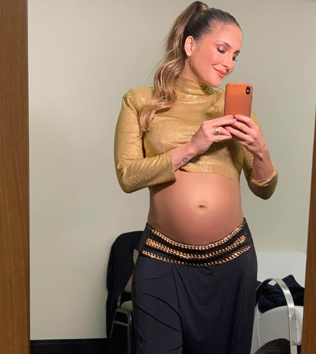 Claudia Leitteのインスタグラム：「#Showtime #DressRoom Vamos, minha Bebê #Bela!!! Dupla feminina a caminho do palco!」