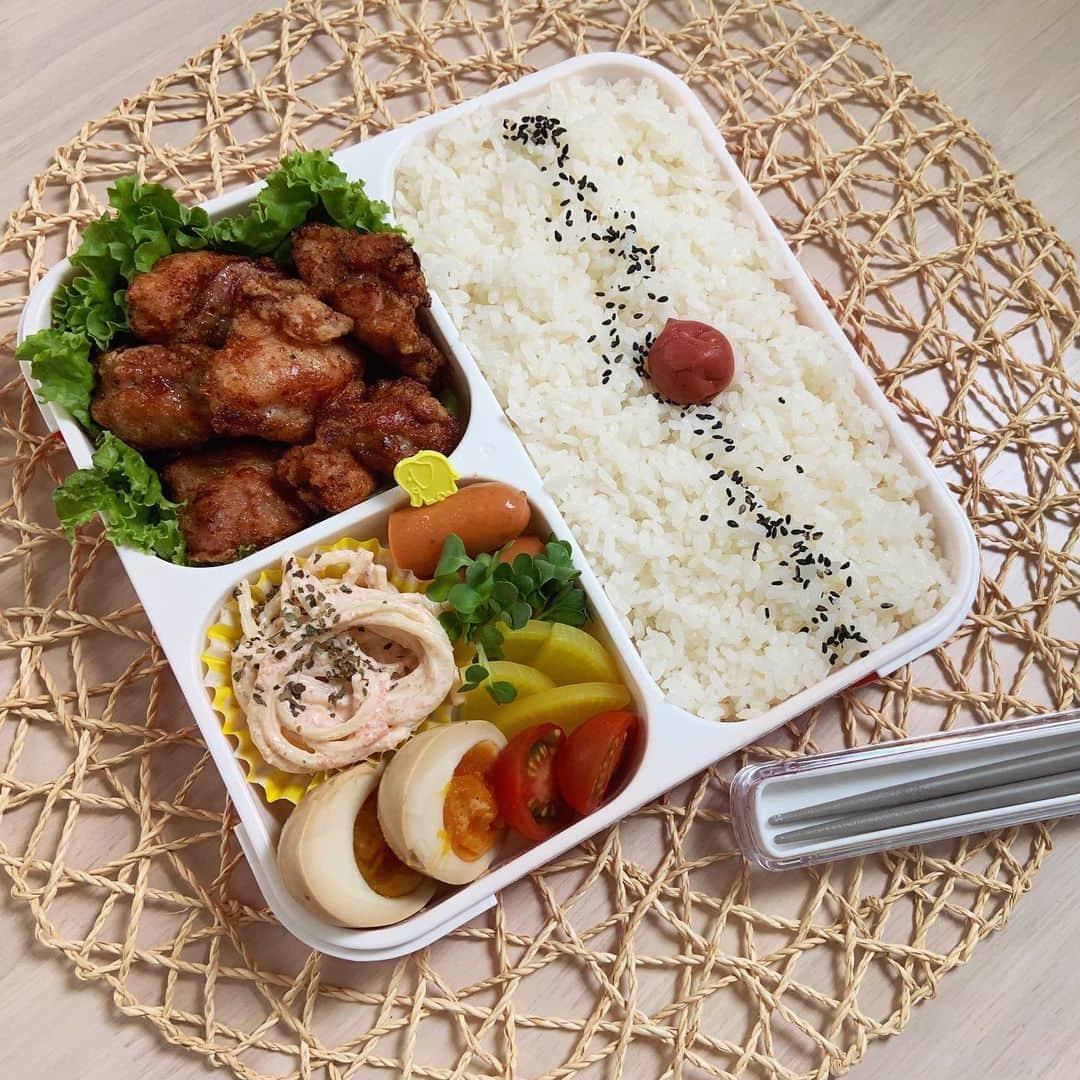 本田しおりのインスタグラム：「#今日のお弁当  #鶏の唐揚げ弁当#唐揚げ弁当 #鶏の唐揚げ#唐揚げ#明太子スパサラダ#煮卵#スパイシーチョリソー#たくあん #ハヤシライス（チンして下さい）  #お弁当 #本田弁当 #旦那さん弁当 #神ちゃん弁当  #神弁」