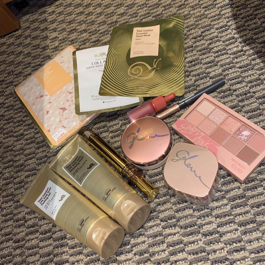 谷藤海咲さんのインスタグラム写真 - (谷藤海咲Instagram)「韓国満喫したなり！  三日間だったけど本当にたりない！ 絶対また行きたい！  洋服とか化粧品とか沢山かえてオシャ藤に近づいたよ🤧  洋服系買うなら 弘大 ホンデ  メイク系買うなら 明洞 ミョンドン  がオススメだよ😌✨ ずっとずっとASMR動画みて食べたかった、#bhc のチキンとチーズボールも食べれたし😋  最高に幸せだた！」6月23日 11時05分 - tanifuji_misaki