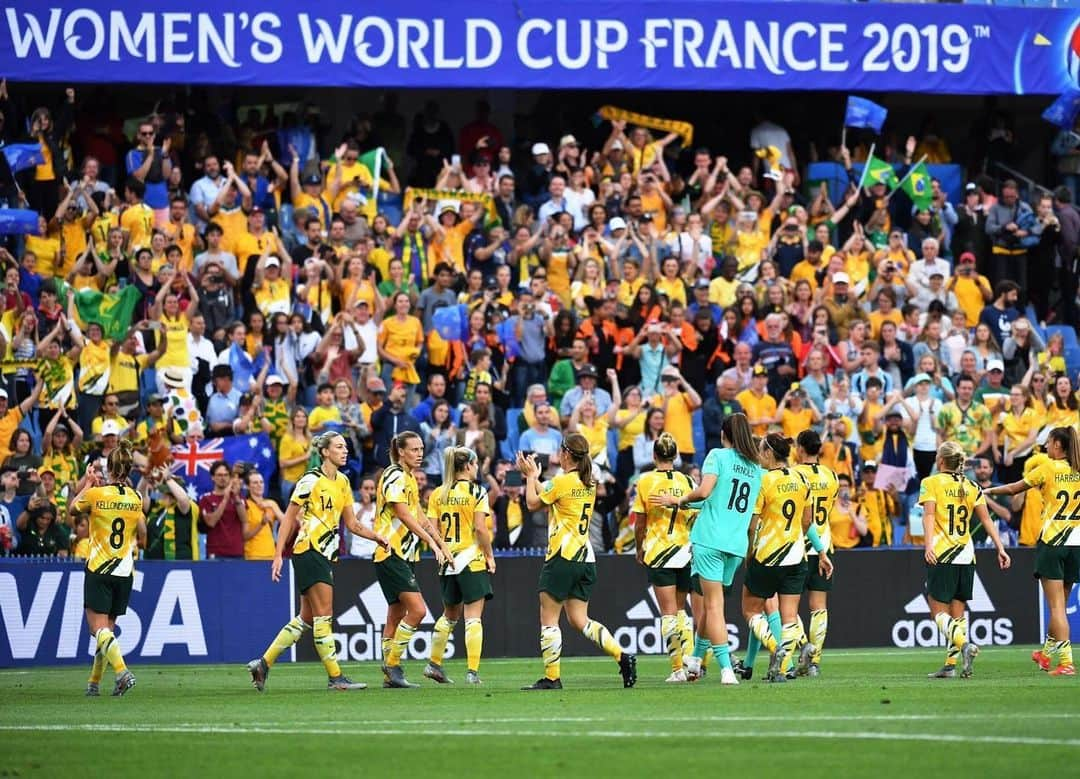 タメカ・バットさんのインスタグラム写真 - (タメカ・バットInstagram)「Devastated!! But so proud of this team and honoured to be part of it #wearematildas 💚💛 #fifawwc #france」6月23日 11時06分 - tamekayallop