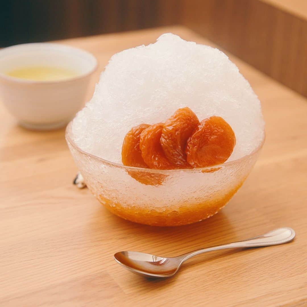 PARCO_ya上野さんのインスタグラム写真 - (PARCO_ya上野Instagram)「暑い夏に欠かせない、ひんやり体を冷やしてくれる期間限定「氷あんず」﻿ ﻿ 杏の果肉たっぷりの自家製杏シロップと、上にのせた杏の酸味が気持ちまでスッキリ。夏に嬉しい、後味さっぱりな美味しさを、是非ご賞味ください。 ﻿ ﻿ ■パンダを探そう🐼﻿ どこかにパンダが隠れています。﻿ 見つけたらコメントしてみてくださいね！﻿ ﻿ <shop information>﻿ 甘味処﻿ 3F : あんみつ みはし﻿ TEL : 03-5846-0384﻿ ﻿ @mihashi.anmitsu﻿ #PARCO_ya #parcoya #パルコヤ #パルコヤ上野 #上野 #ueno #あんみつみはし #老舗 #氷あんず #あんみつ #カキ氷 #カキ氷部 #かき氷巡り #かきごおりすと #デザート #スイーツ #上野カフェ #上野カフェ巡り#上野散策 #上野グルメ #御徒町カフェ #上野スイーツ #東京スイーツ巡り #カフェめぐり #あんず #アプリコット #パンダ #シャンシャン #香香 #panda」6月23日 10時59分 - parco_ya_ueno