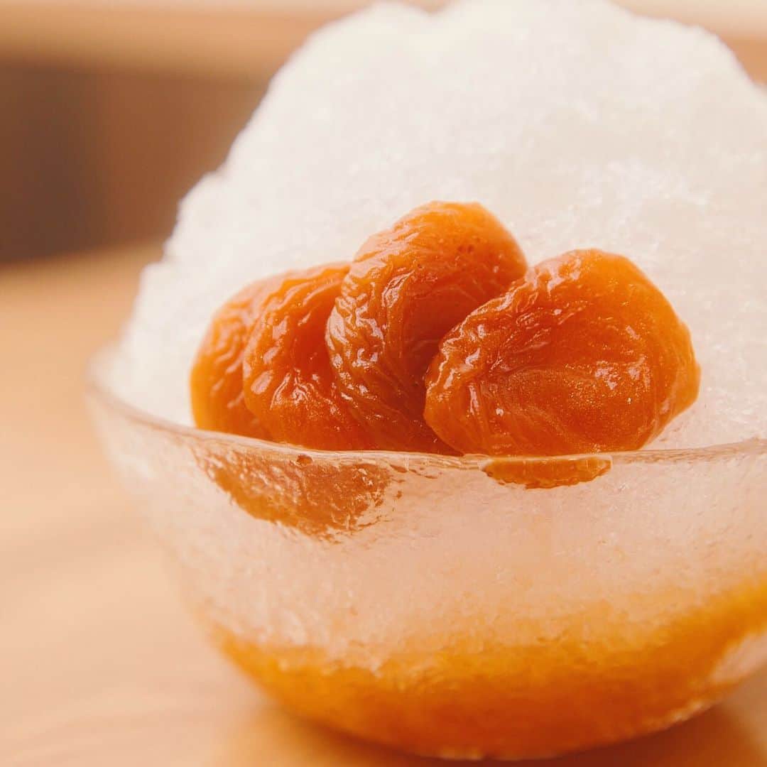 PARCO_ya上野さんのインスタグラム写真 - (PARCO_ya上野Instagram)「暑い夏に欠かせない、ひんやり体を冷やしてくれる期間限定「氷あんず」﻿ ﻿ 杏の果肉たっぷりの自家製杏シロップと、上にのせた杏の酸味が気持ちまでスッキリ。夏に嬉しい、後味さっぱりな美味しさを、是非ご賞味ください。 ﻿ ﻿ ■パンダを探そう🐼﻿ どこかにパンダが隠れています。﻿ 見つけたらコメントしてみてくださいね！﻿ ﻿ <shop information>﻿ 甘味処﻿ 3F : あんみつ みはし﻿ TEL : 03-5846-0384﻿ ﻿ @mihashi.anmitsu﻿ #PARCO_ya #parcoya #パルコヤ #パルコヤ上野 #上野 #ueno #あんみつみはし #老舗 #氷あんず #あんみつ #カキ氷 #カキ氷部 #かき氷巡り #かきごおりすと #デザート #スイーツ #上野カフェ #上野カフェ巡り#上野散策 #上野グルメ #御徒町カフェ #上野スイーツ #東京スイーツ巡り #カフェめぐり #あんず #アプリコット #パンダ #シャンシャン #香香 #panda」6月23日 10時59分 - parco_ya_ueno