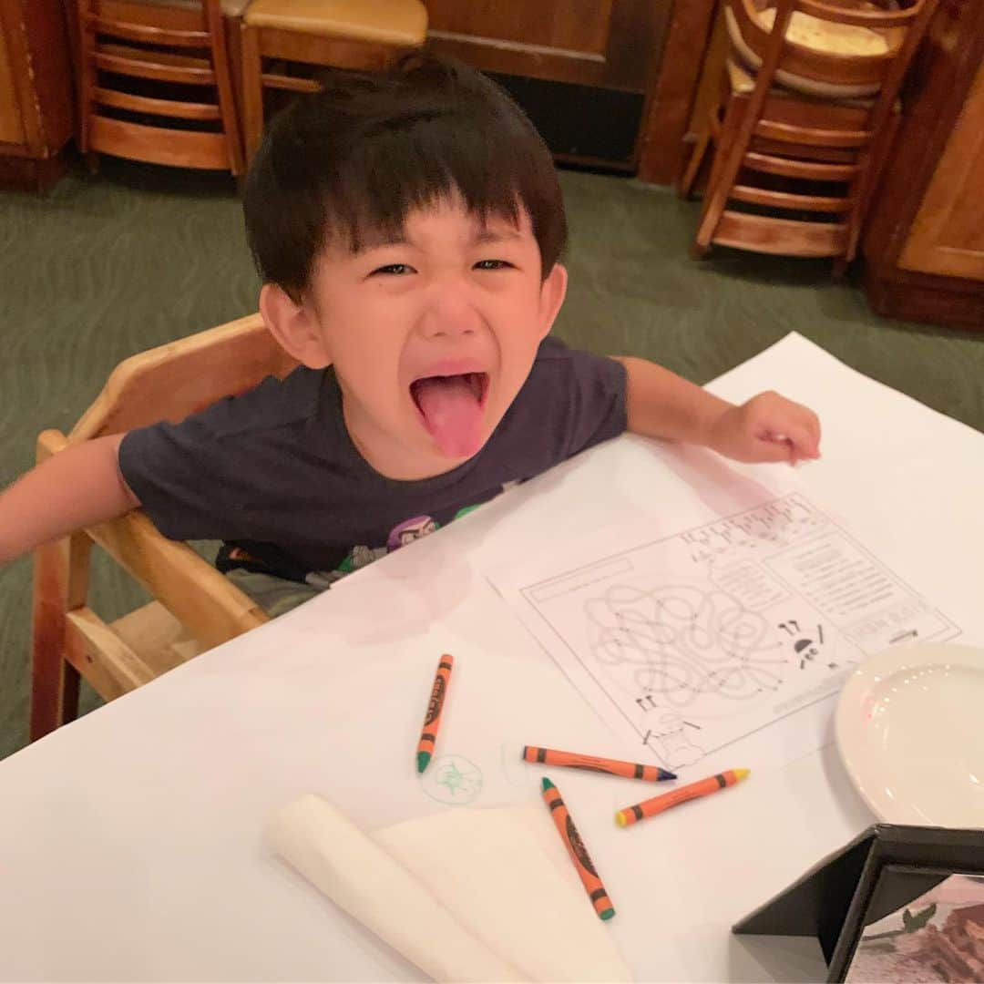 神山まりあさんのインスタグラム写真 - (神山まりあInstagram)「Family Hawaii おすすめディナー  Romano's Macaroni Grill Honolulu(ロマノズ マカロニ グリル ホノルル) ＊ ＊ 実はアラモアナショッピングセンターの4階にあって、ローカルの人で大賑わい！ここは何と言ってもベビーフレンドリーで、机に落書きできるんです^_^なので子供も飽きずに楽しんでる✨ ご飯もとーっても美味しい！ オススメはマッシュルームの詰め物、アルフレッドソースのチキンパスタ、ロブスターのラビオリ🤤🤤🤤 アラモアナで働いていた時から同僚達と仕事終わりに通っていた場所✨家族で食べるとまた違って美味しいね❤️ #romanos #dinner #hawaii #waikiki #dinner #babyfriendly #alamoana」6月23日 10時59分 - mariakamiyama