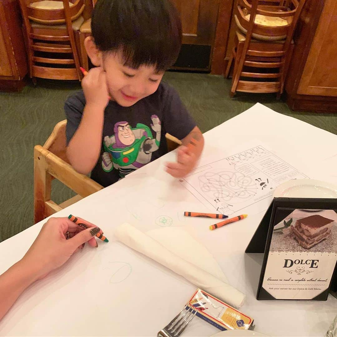 神山まりあさんのインスタグラム写真 - (神山まりあInstagram)「Family Hawaii おすすめディナー  Romano's Macaroni Grill Honolulu(ロマノズ マカロニ グリル ホノルル) ＊ ＊ 実はアラモアナショッピングセンターの4階にあって、ローカルの人で大賑わい！ここは何と言ってもベビーフレンドリーで、机に落書きできるんです^_^なので子供も飽きずに楽しんでる✨ ご飯もとーっても美味しい！ オススメはマッシュルームの詰め物、アルフレッドソースのチキンパスタ、ロブスターのラビオリ🤤🤤🤤 アラモアナで働いていた時から同僚達と仕事終わりに通っていた場所✨家族で食べるとまた違って美味しいね❤️ #romanos #dinner #hawaii #waikiki #dinner #babyfriendly #alamoana」6月23日 10時59分 - mariakamiyama