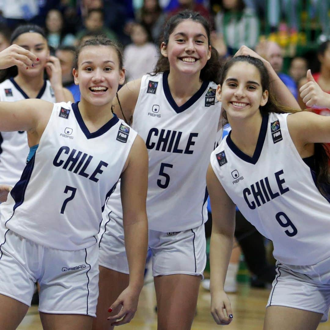 FIBAさんのインスタグラム写真 - (FIBAInstagram)「@febachileoficial 🇨🇱 celebrate their Women’s #FIBAU16Americas 🥉 medal! 🙌🏻」6月23日 11時02分 - fiba