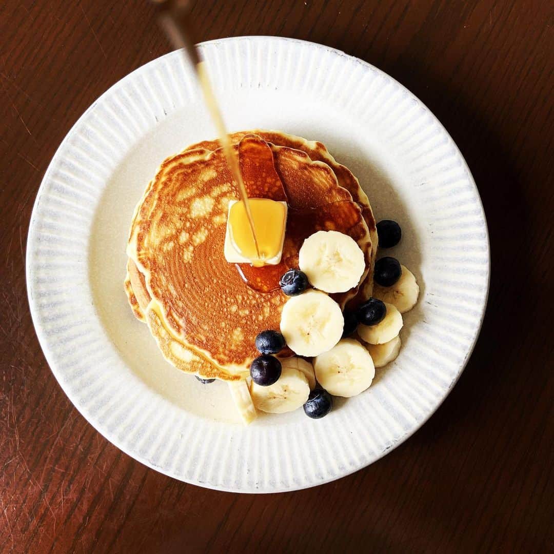 志摩有子さんのインスタグラム写真 - (志摩有子Instagram)「先週使ったパンケーキミックスの残りを使って。今回は少しミルク多めにして薄めのパンケーキに。バナナとブルーベリー、このあとカリカリベーコンも。このパンケーキミックス、すごくふわふわで軽くて食べやすい。 #日曜日のパンケーキ #メイプルシロップたっぷり」6月23日 11時07分 - ariko418