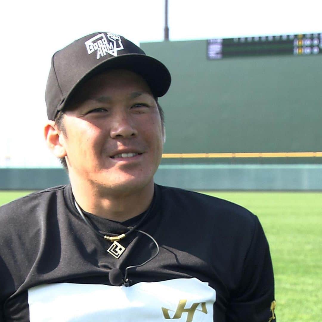 日本テレビ「POWERフレーズ」のインスタグラム：「今夜6:55～ #野球 (#ソフトバンク) #甲斐拓也 選手  育成ドラフト6 位とプロ入団時は誰よりも、低評価だった甲斐選手。  同期の活躍に焦りを感じた甲斐選手を救った言葉が、一軍定着に繋がったPOWERフレーズ✨  ナレーターは、 #スピードスケート #岡崎朋美 さん」